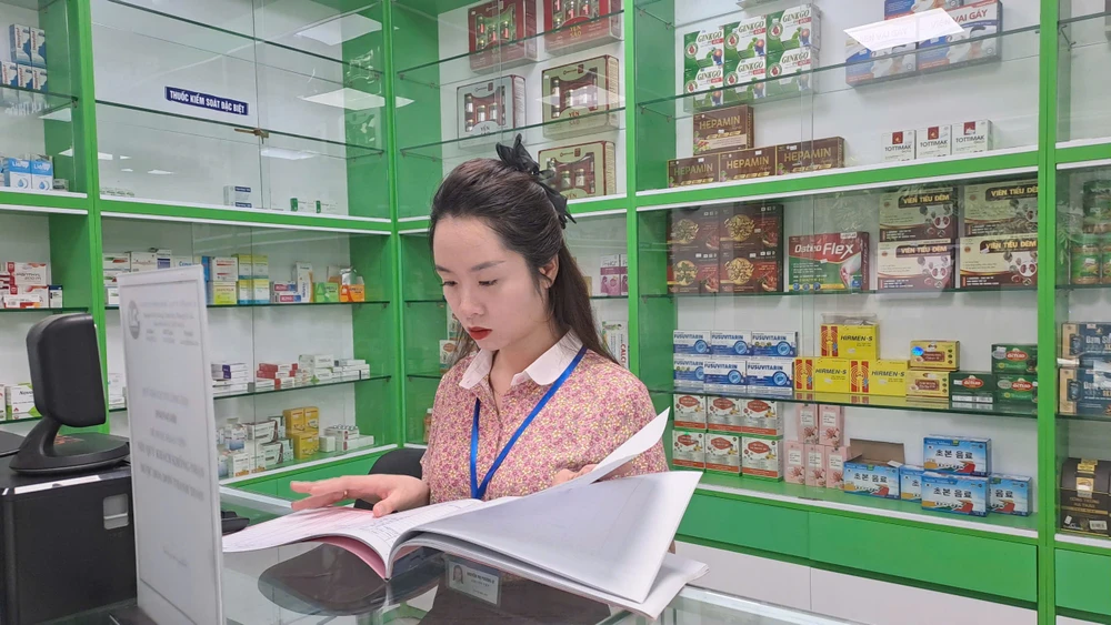 Kiểm tra sổ ghi chú theo quy định kinh doanh của nhà thuốc.