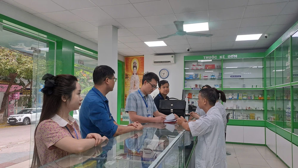 Đoàn kiểm tra tại Nhà thuốc Siêu thị Thuốc Việt.
