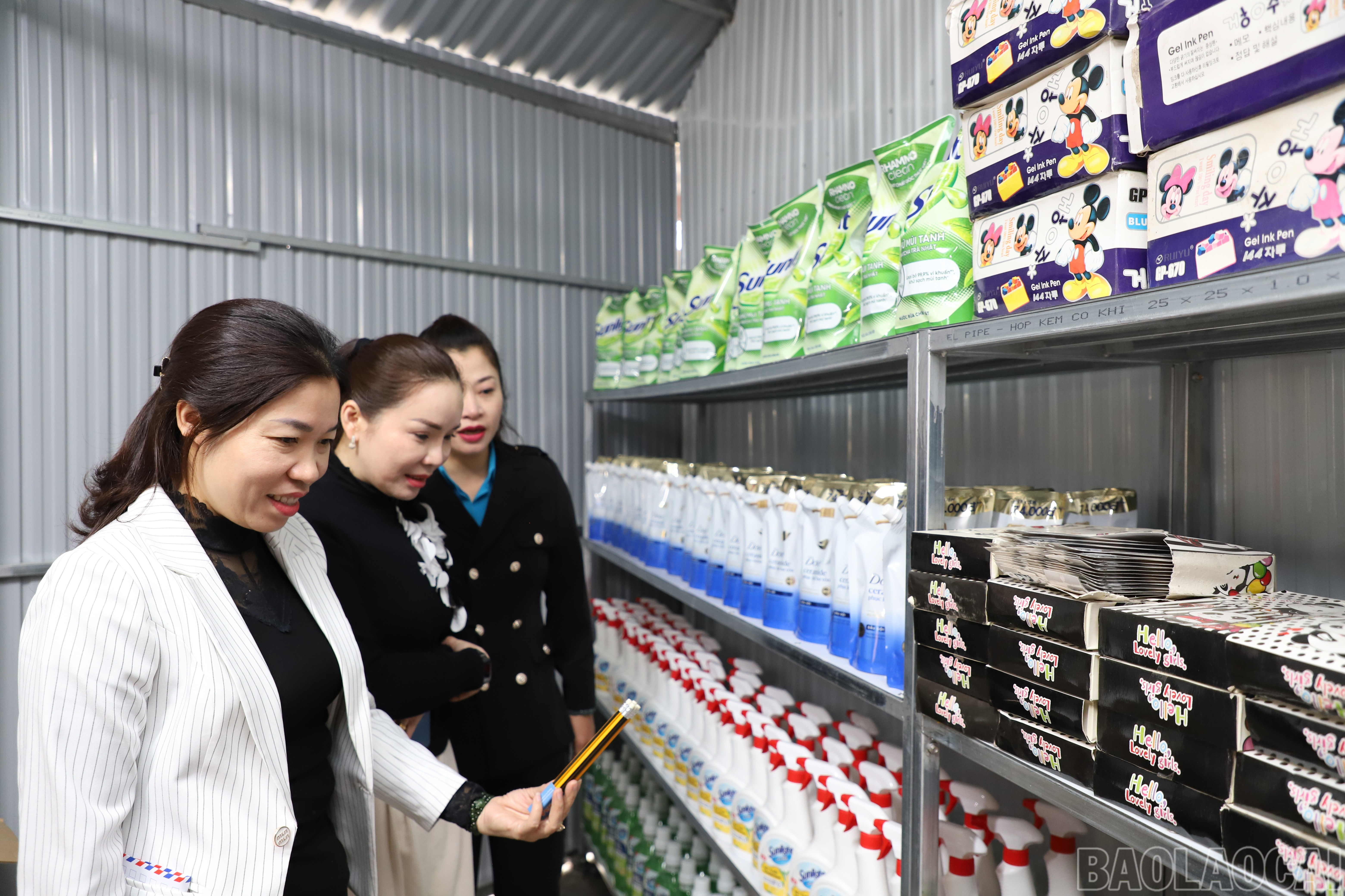 Delegáti i veřejnost si prohlédli výstavní stánky. baolaocai-br_img-2937.jpg