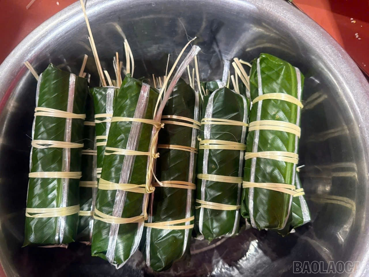 Những chiếc bánh chưng chứa đựng tình cảm của người dân phường Cầu Thia hướng về vùng lũ Thái Nguyên. baolaocai-br_1.jpg
