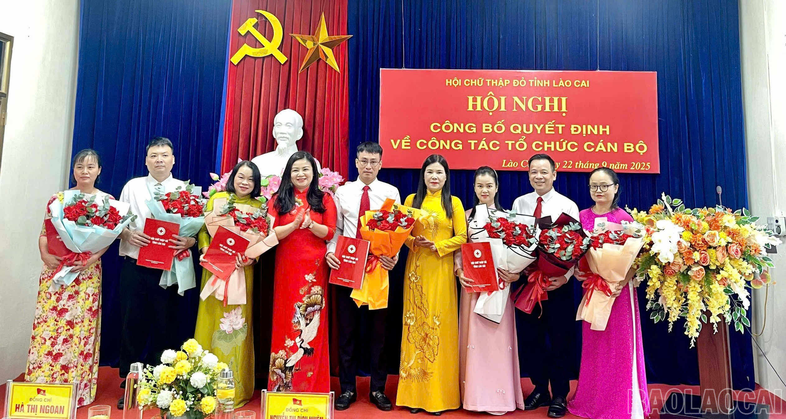 Lãnh đạo Ủy ban Mặt trận Tổ quốc Việt Nam tỉnh và lãnh đạo Hội Chữ thập đỏ tỉnh trao quyết định về công tác cán bộ. baolaocai-br_11.jpg