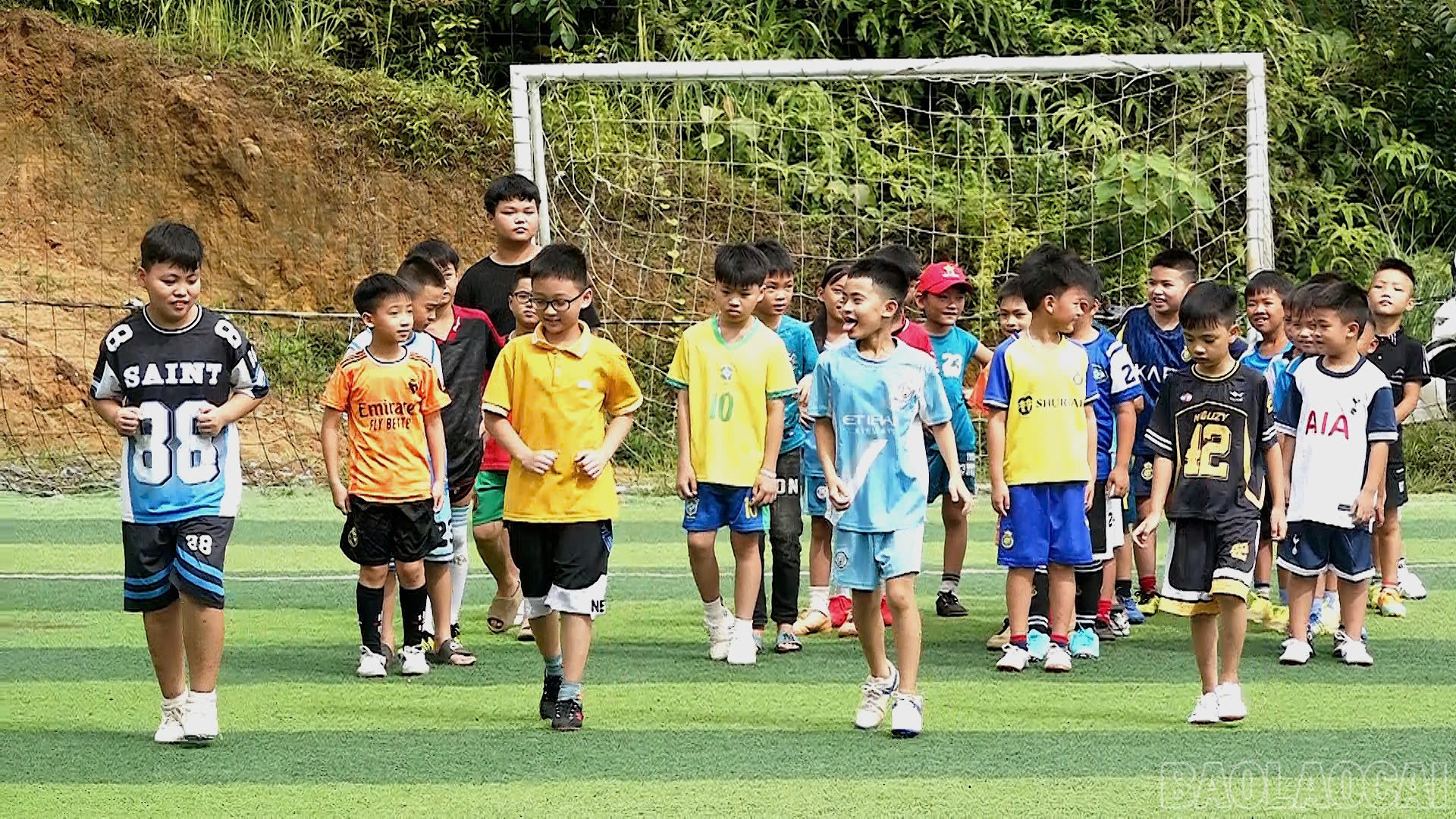 Các học viên lớp năng khiếu bóng đá trong buổi học đầu tiên. baolaocai-br_22.jpg
