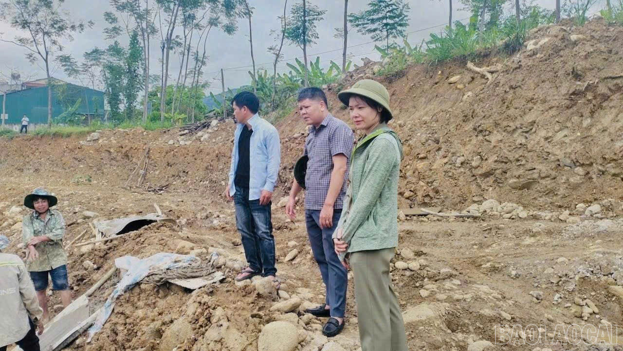 Lực lượng chức năng vận động, giám sát các hộ sinh sống tại vùng có nguy cơ cao chủ động ứng phó bão số 9. baolaocai-br_ss.jpg