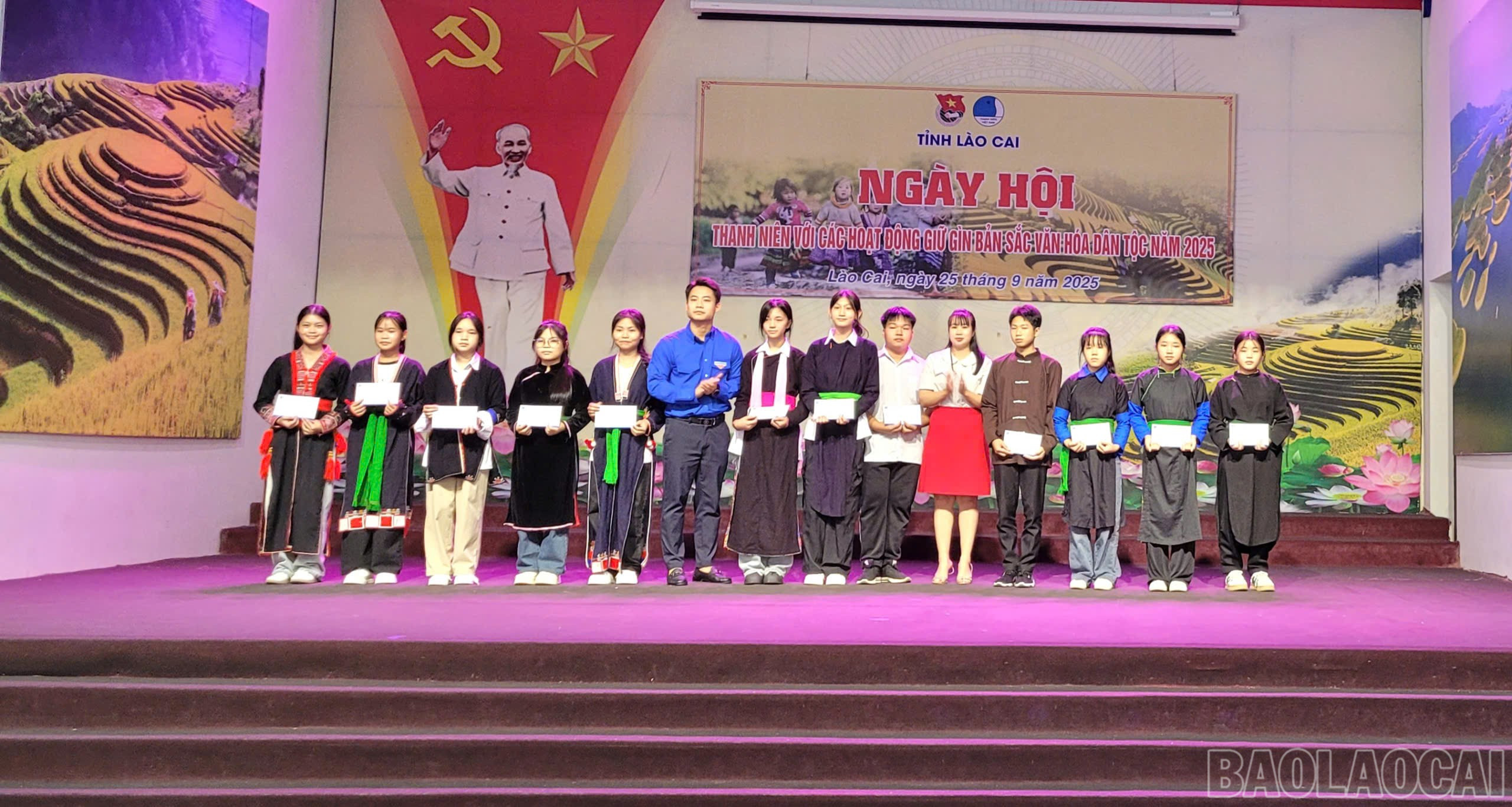 Tỉnh đoàn – Hội Liên hiệp Thanh niên Việt Nam tỉnh trao tặng 12 suất quà, mỗi suất trị giá 300.000 đồng, dành cho học sinh có hoàn cảnh khó khăn đang học tập tại trường. baolaocai-br_5.jpg