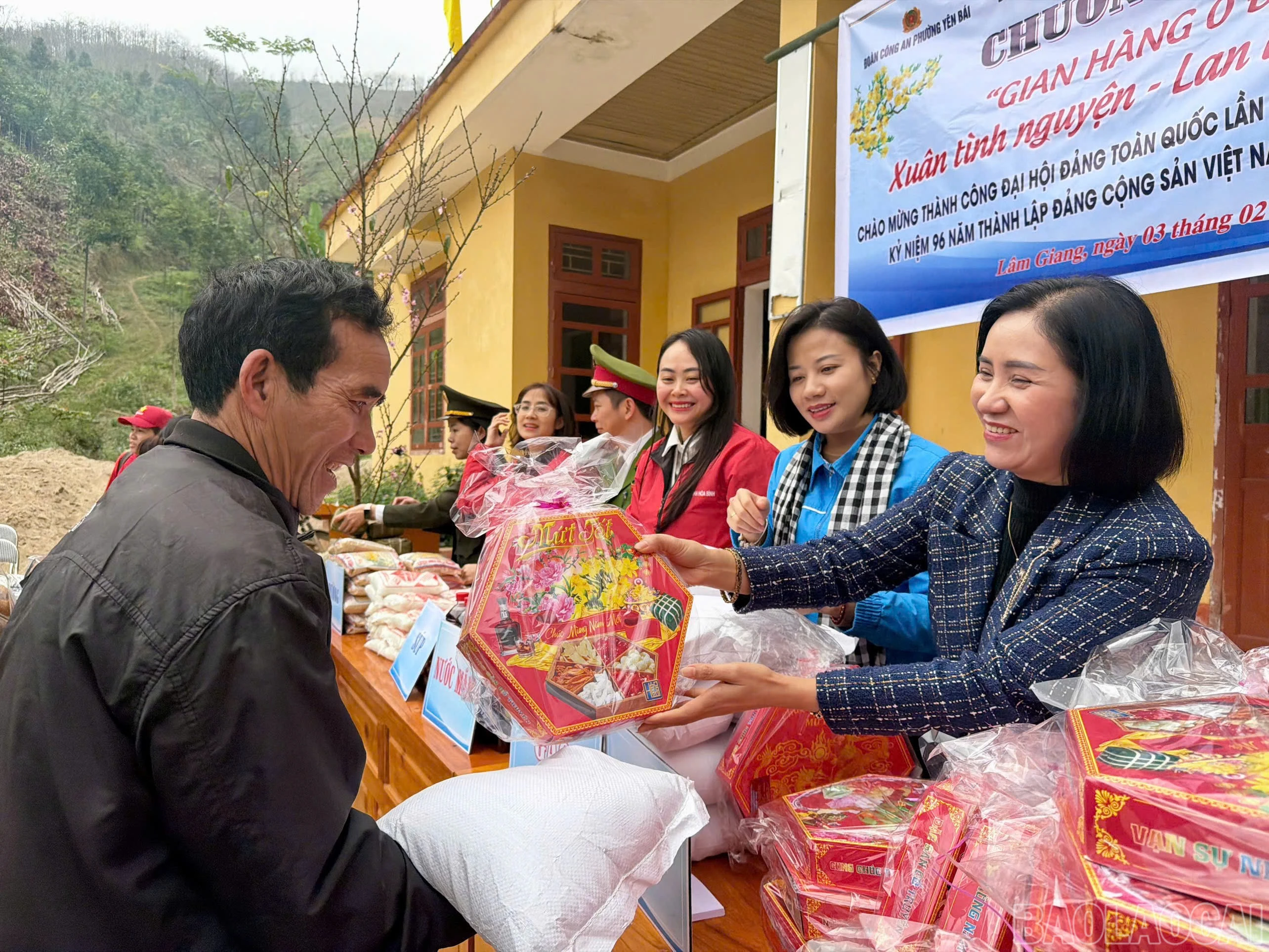baolaocai-br_dong-chi-le-thi-thanh-binh-trao-qua-cho-nguoi-dan.jpg