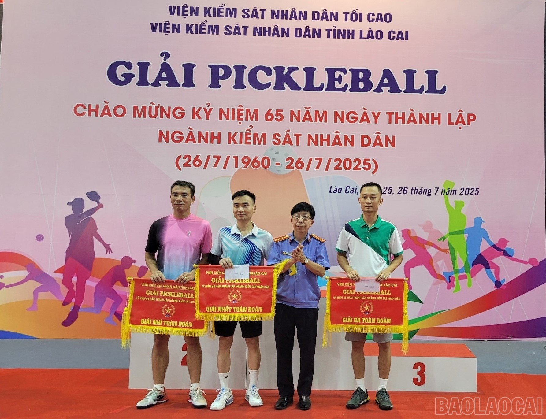 Ban Tổ chức trao giải cho các tập thể xuất sắc. baolaocai-br_11c-2.jpg