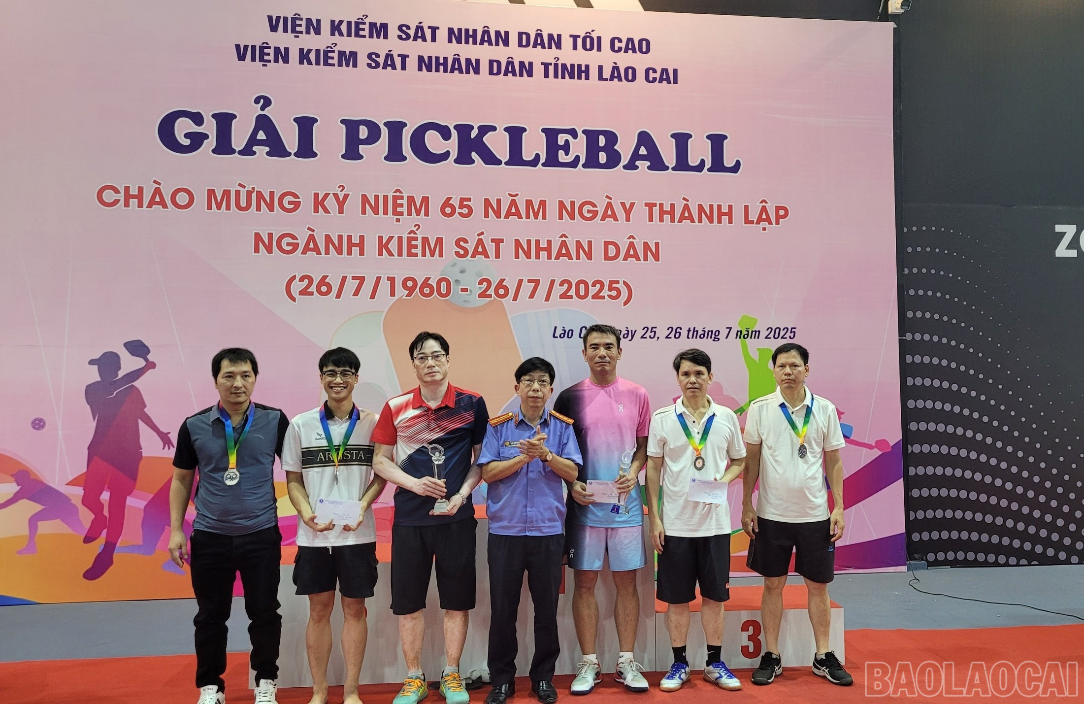 Ban Tổ chức trao giải cho các vận động viên thuộc nội dung thi đấu đôi nam trên 46 tuổi. baolaocai-br_44c.jpg