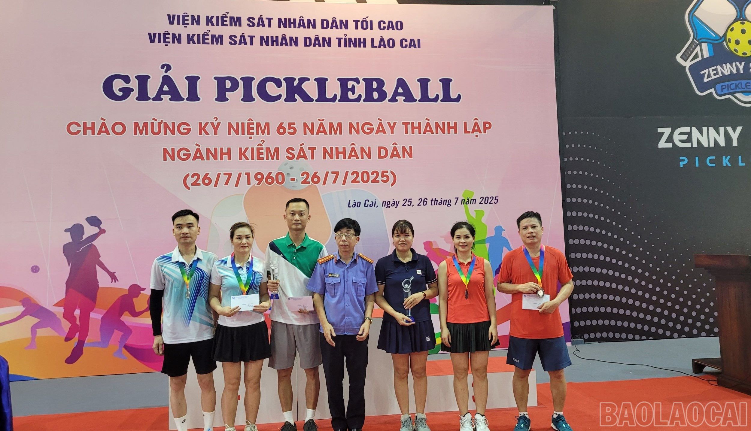 Trao giải cho các vận động viên thuộc nội dung thi đấu đôi nam nữ. baolaocai-br_66c.jpg