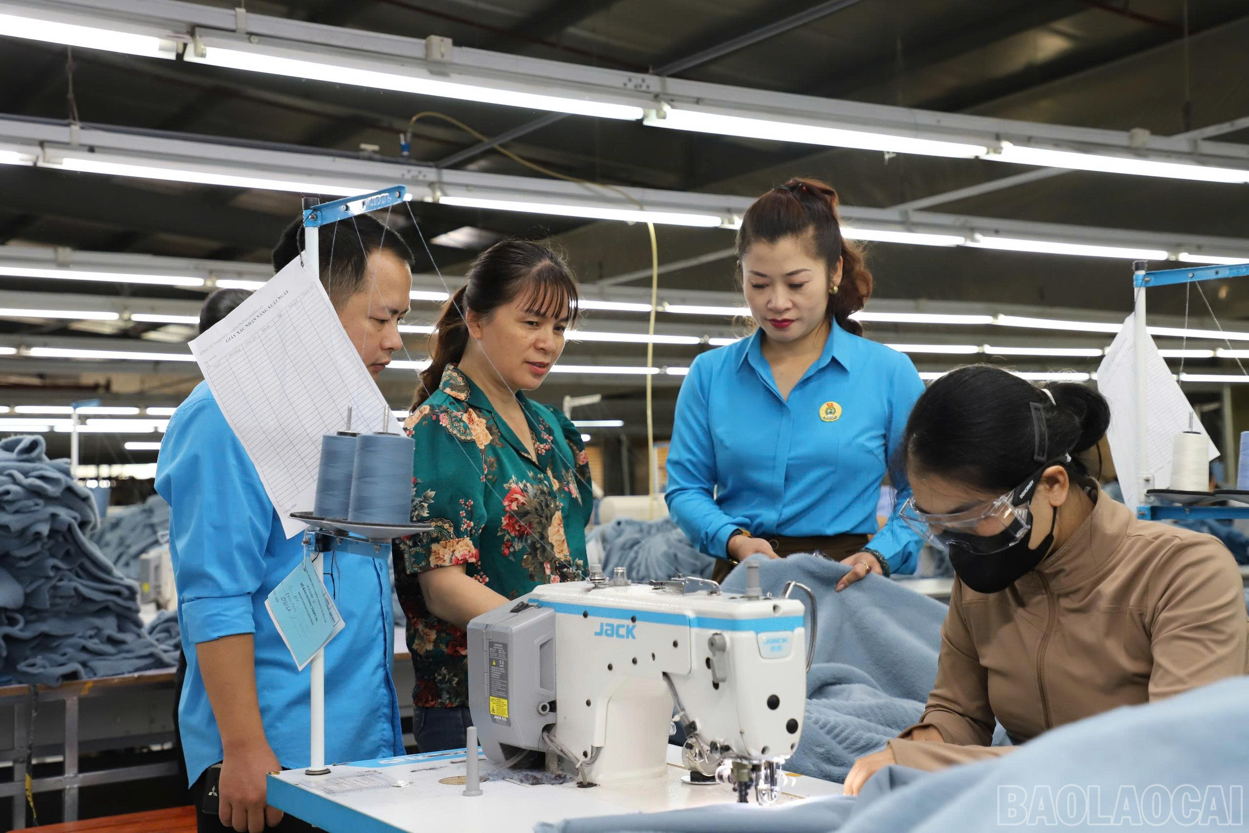 Đồng chí Vương Thị Anh - Chủ tịch Công đoàn phường Nghĩa Lộ ân cần thăm hỏi, lắng nghe chia sẻ trực tiếp của đại diện doanh nghiệp. baolaocai-br_z7109458732547-814e52d57543f9fba56e9d20505588a3.jpg