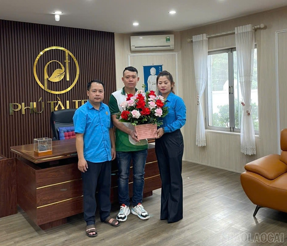 Công đoàn phường Nghĩa Lộ tổ chức đoàn công tác đến thăm và tặng quà các doanh nghiệp, cơ sở sản xuất, kinh doanh tiêu biểu trên địa bàn phường. baolaocai-br_h.jpg
