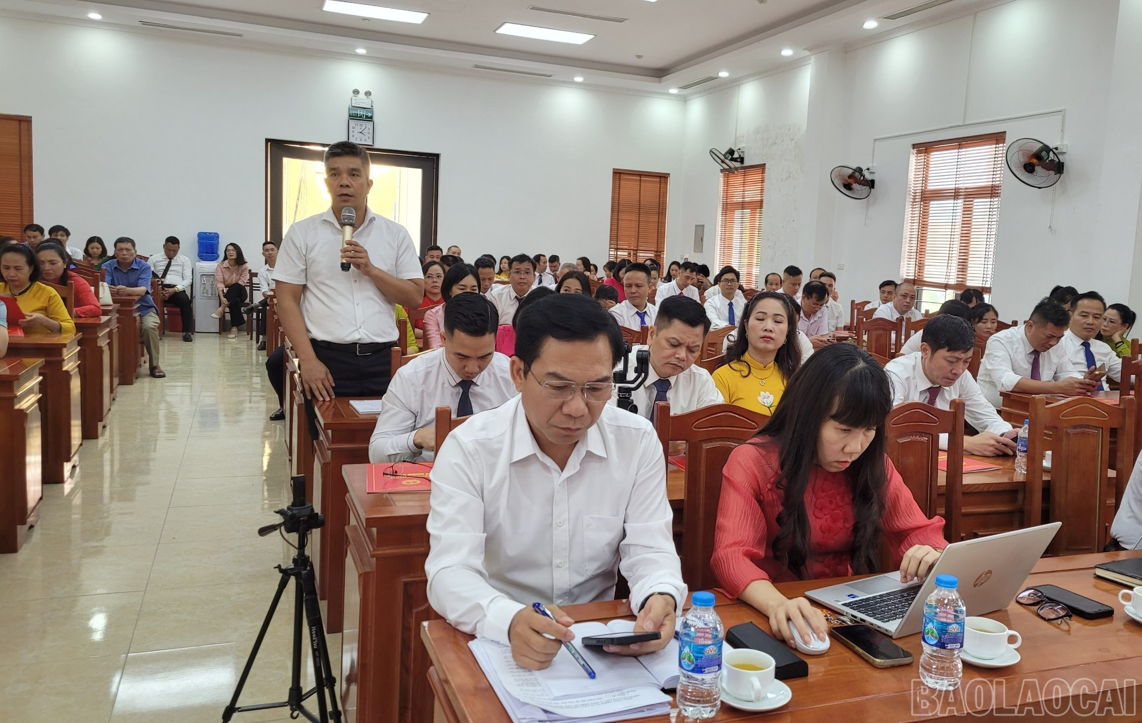 代表者は会議で発言し、議論します。 baolaocai-br_176c.jpg