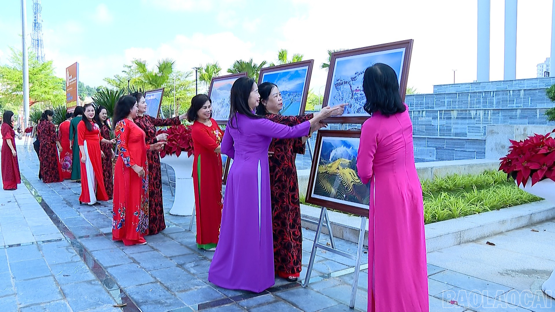 Các đại biểu tham quan triển lãm Ảnh nghệ thuật với chủ đề “Đất và người Lào Cai”. baolaocai-br_aa.jpg