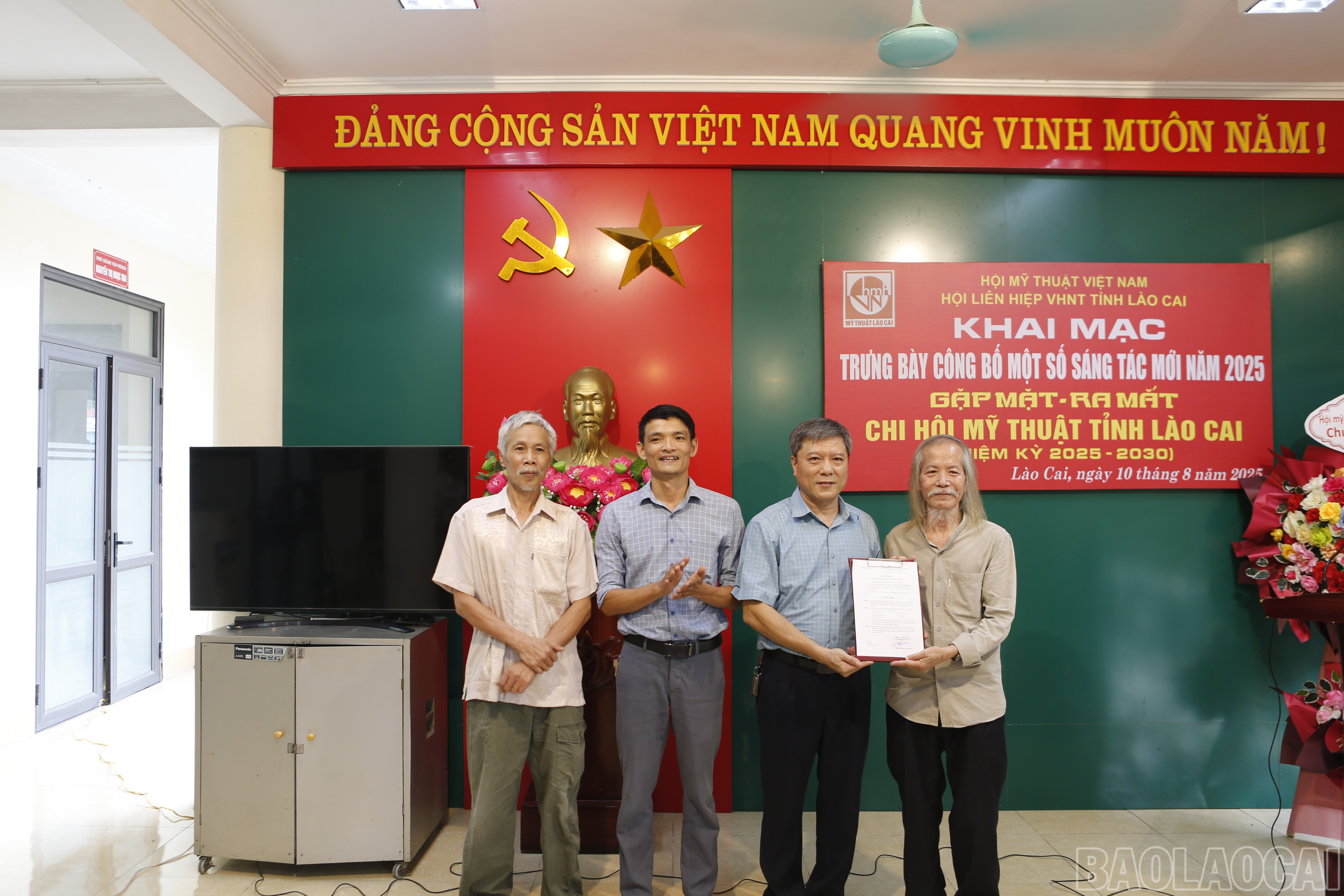 Họa sĩ Lương Xuân Đoàn – Chủ tịch Hội Mỹ thuật Việt Nam trao quyết định thành lập Ban Chấp hành Chi hội Mỹ thuật Việt Nam tỉnh Lào Cai (nhiệm kỳ 2025 – 2030). baolaocai-br_32a3035.jpg