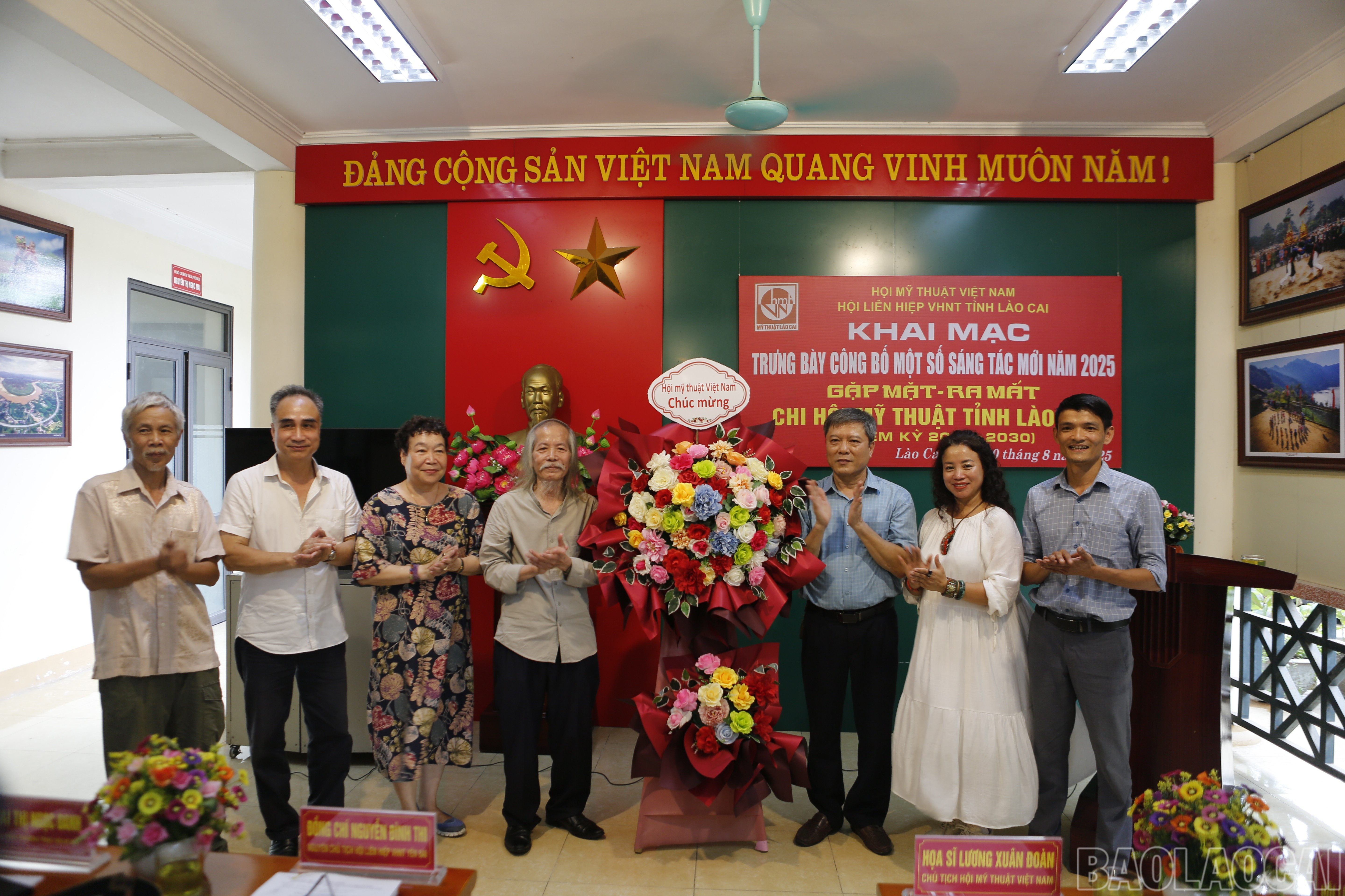 Các đại biểu tặng hoa chúc mừng Chi hội Mỹ thuật Việt Nam tỉnh Lào Cai (nhiệm kỳ 2025 – 2030) baolaocai-br_32a3042.jpg