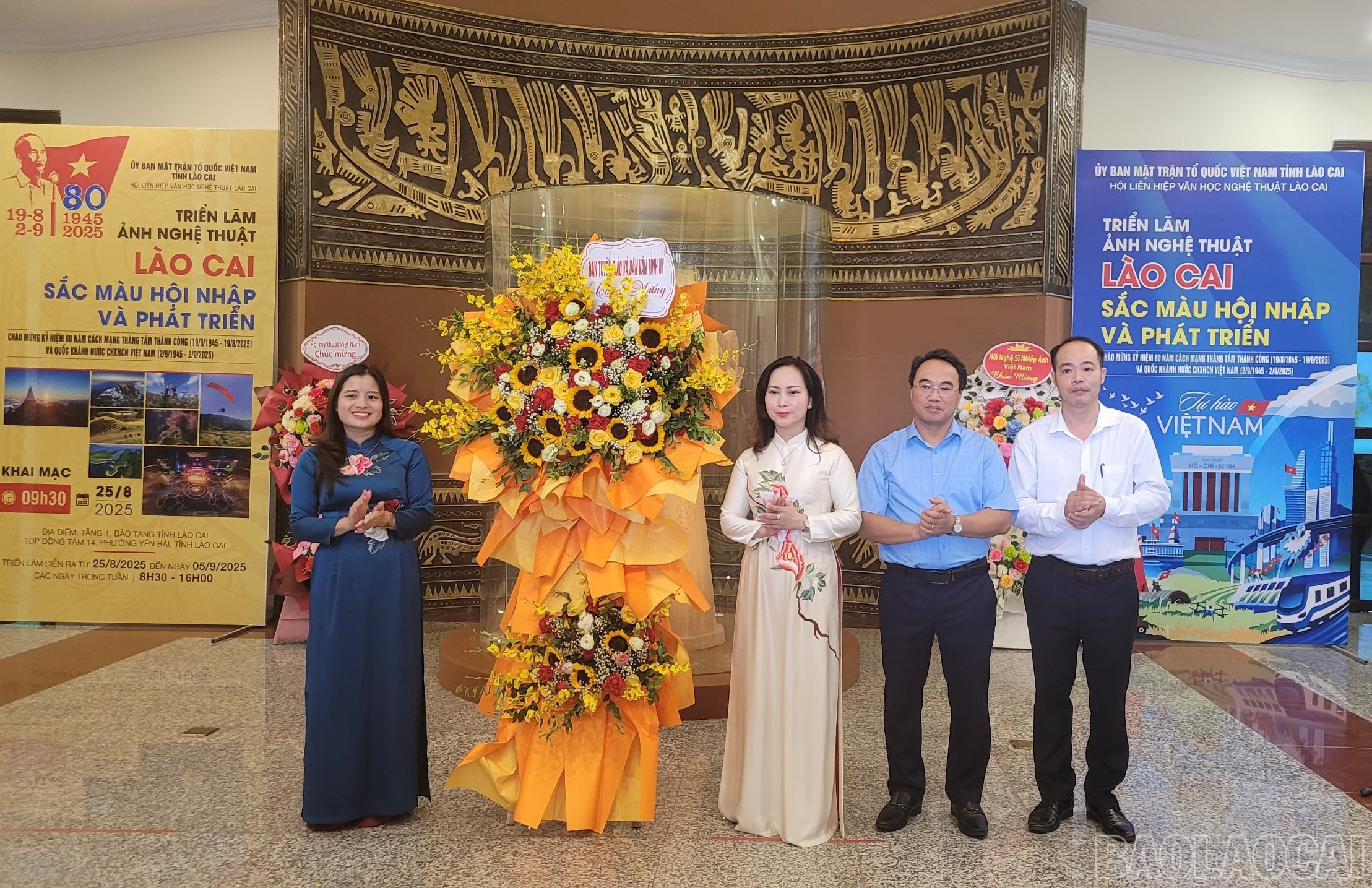 Đại diện Ban Tuyên giáo và Dân vận Tỉnh ủy tặng hoa chúc mừng khai mạc triển lãm. baolaocai-br_33c.jpg