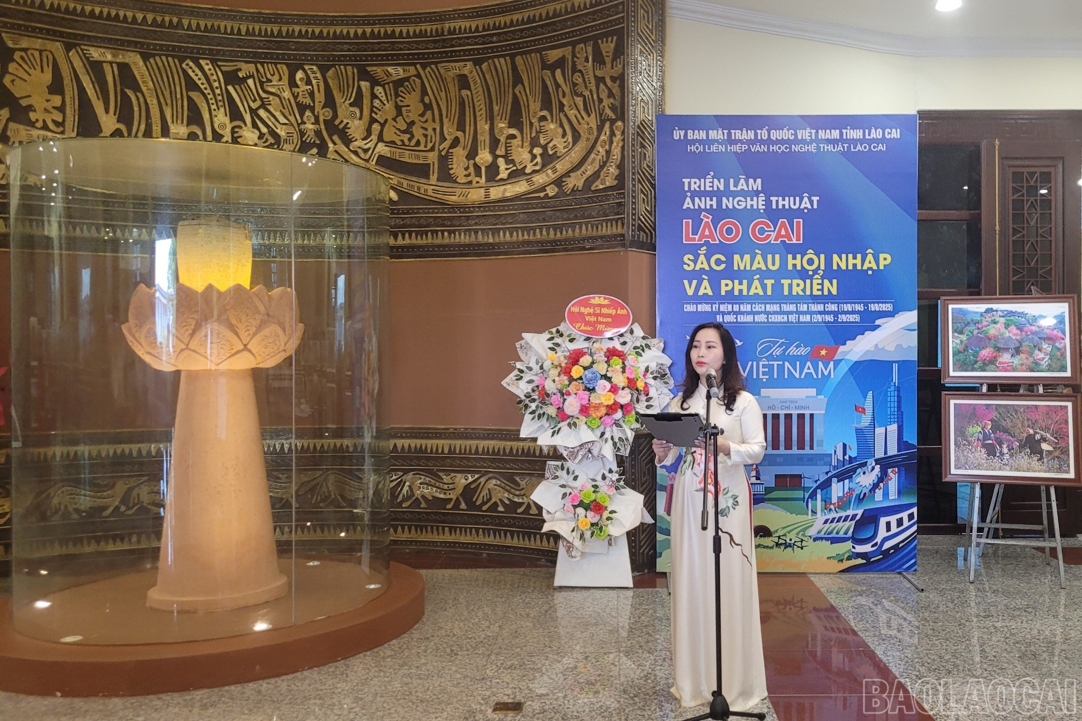 Bà Nguyễn Thị Ngọc Yến, Chủ tịch Hội Liên hiệp Văn học Nghệ thuật tỉnh phát biểu khai mạc triển lãm. baolaocai-br_dc.jpg