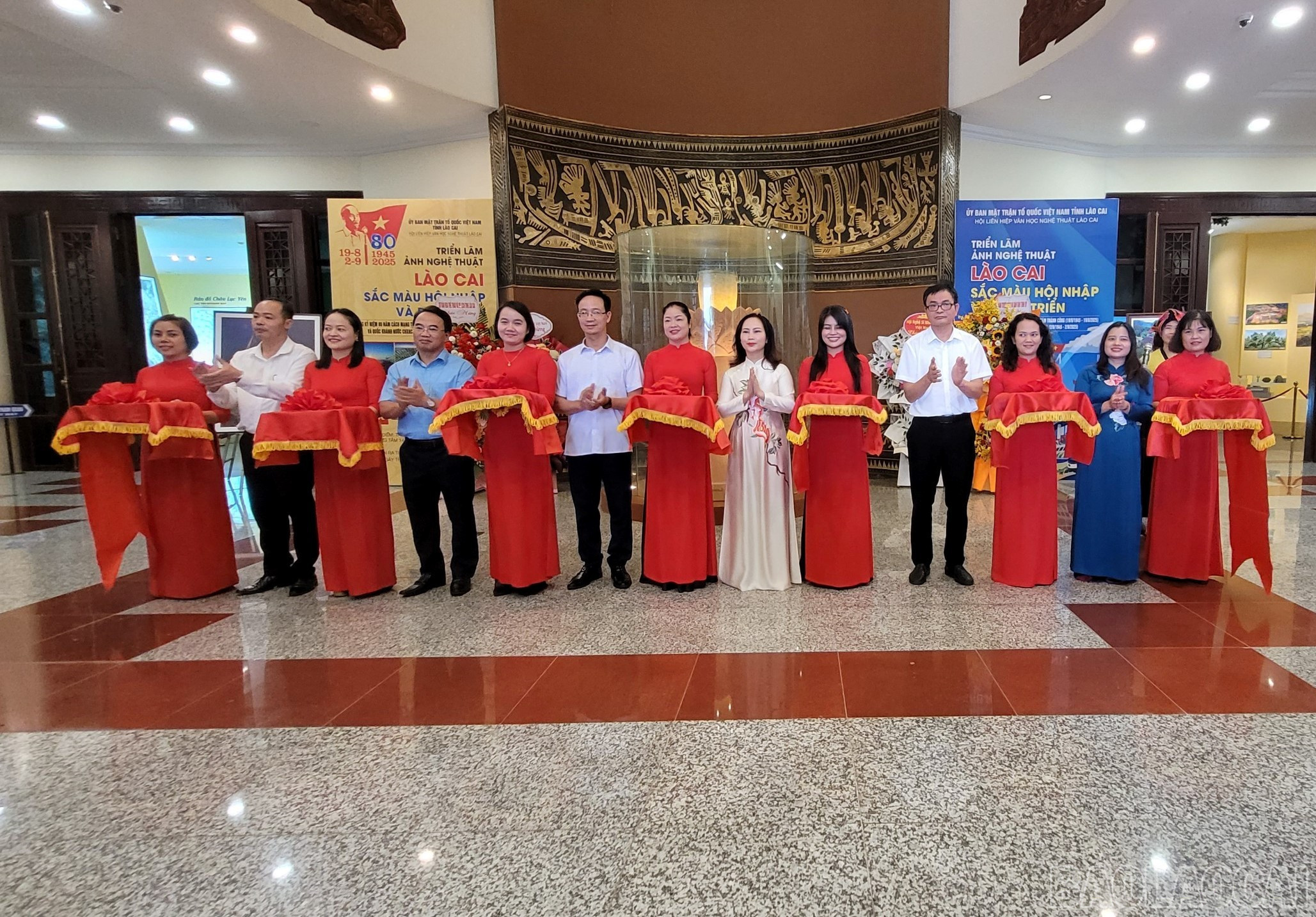 Ban tổ chức cùng các đại biểu cắt băng khai mạc triển lãm ảnh nghệ thuật “Lào Cai – Sắc màu hội nhập và phát triển”. baolaocai-br_0cc.jpg