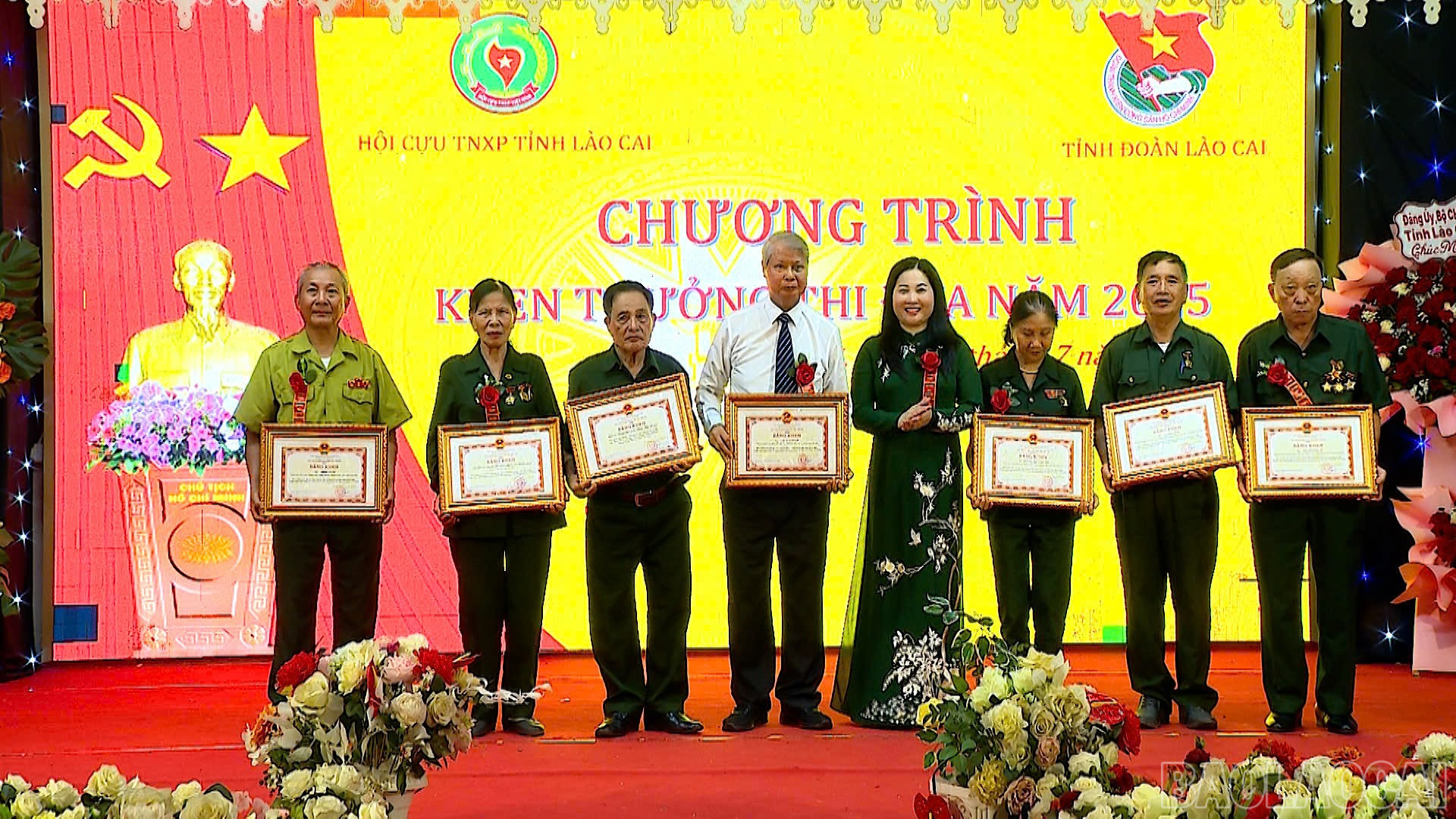 Phó Chủ tịch UBND tỉnh Vũ Thị Hiền Hạnh trao danh hiệu thi đua cho các cá nhân, tập thể. baolaocai-br_d.jpg