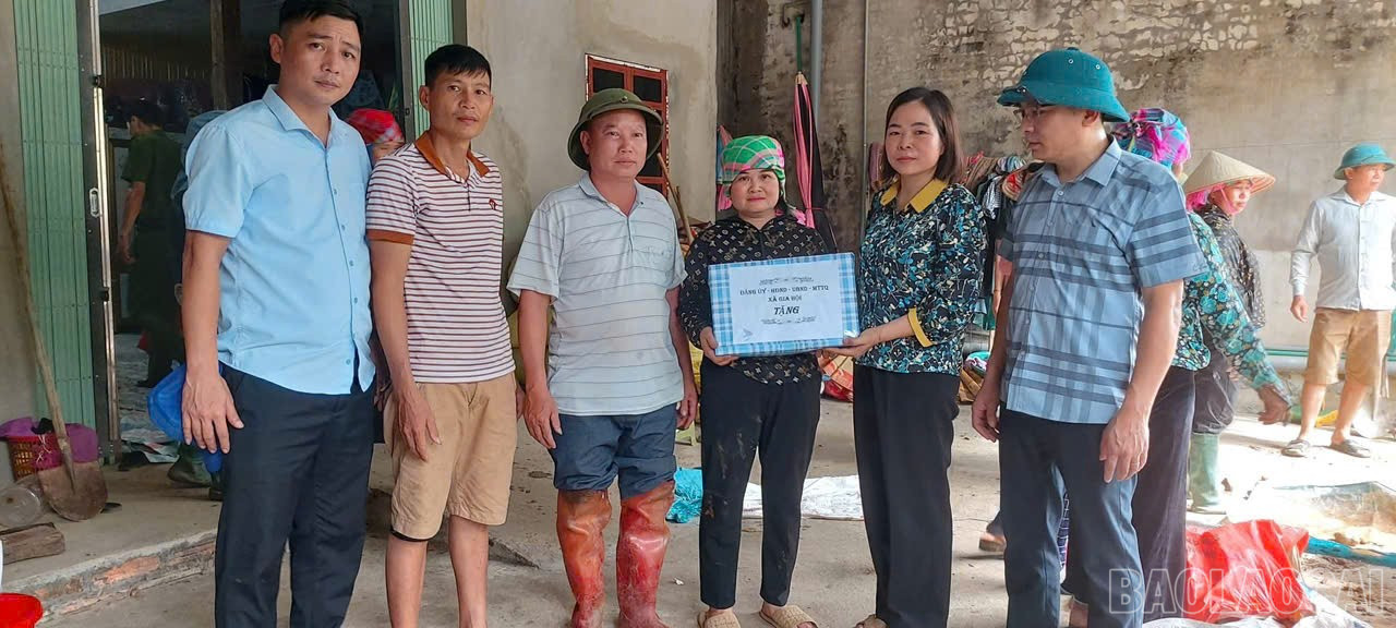 Lãnh đạo địa phương trao quà cho gia đình ông Đàm Văn Thâm. baolaocai-br_a.jpg