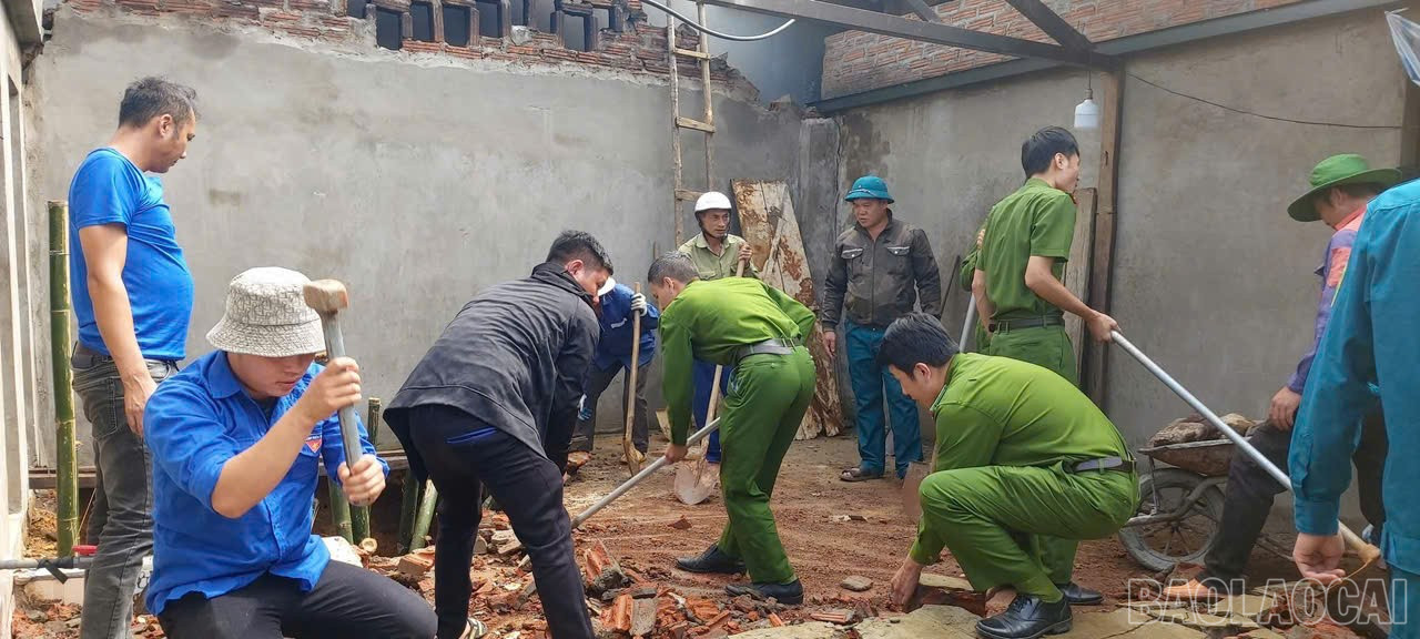 Cán bộ và Nhân dân xã Gia Hội tham gia san lấp, đổ bê tông gia cố nền nhà bị sụt lún. baolaocai-br_f.jpg