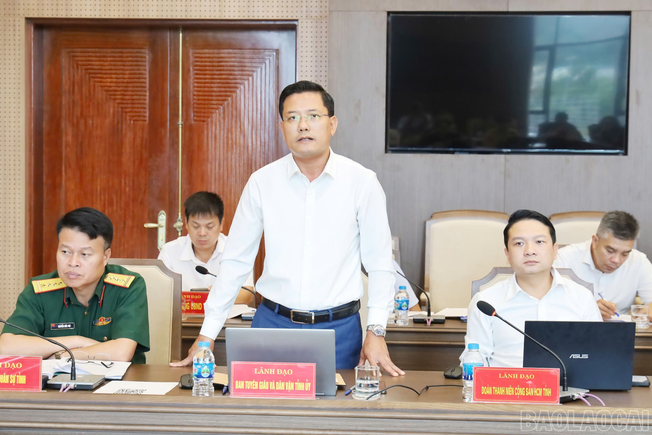 Lãnh đạo Ban Tuyên giáo và Dân vận Tỉnh ủy phát biểu tại cuộc họp. baolaocai-br_14.jpg