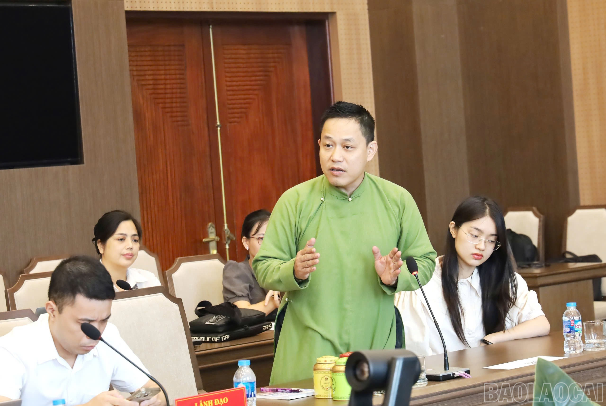 Nghệ nhân Trà Đào Đức Hiếu phát biểu tại cuộc họp. baolaocai-br_24.jpg