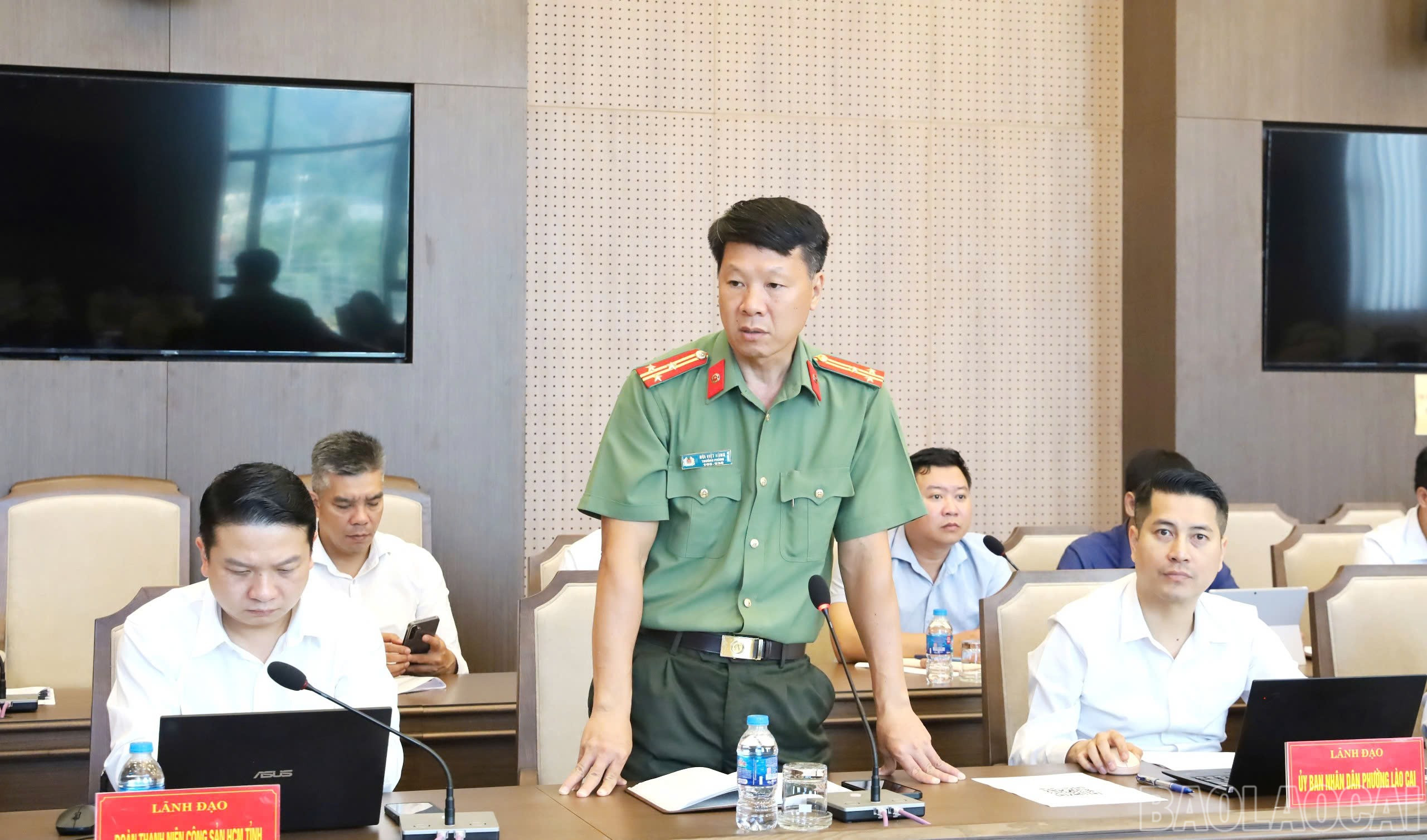 Đại diện Công an tỉnh phát biểu tại cuộc họp. baolaocai-br_0.jpg