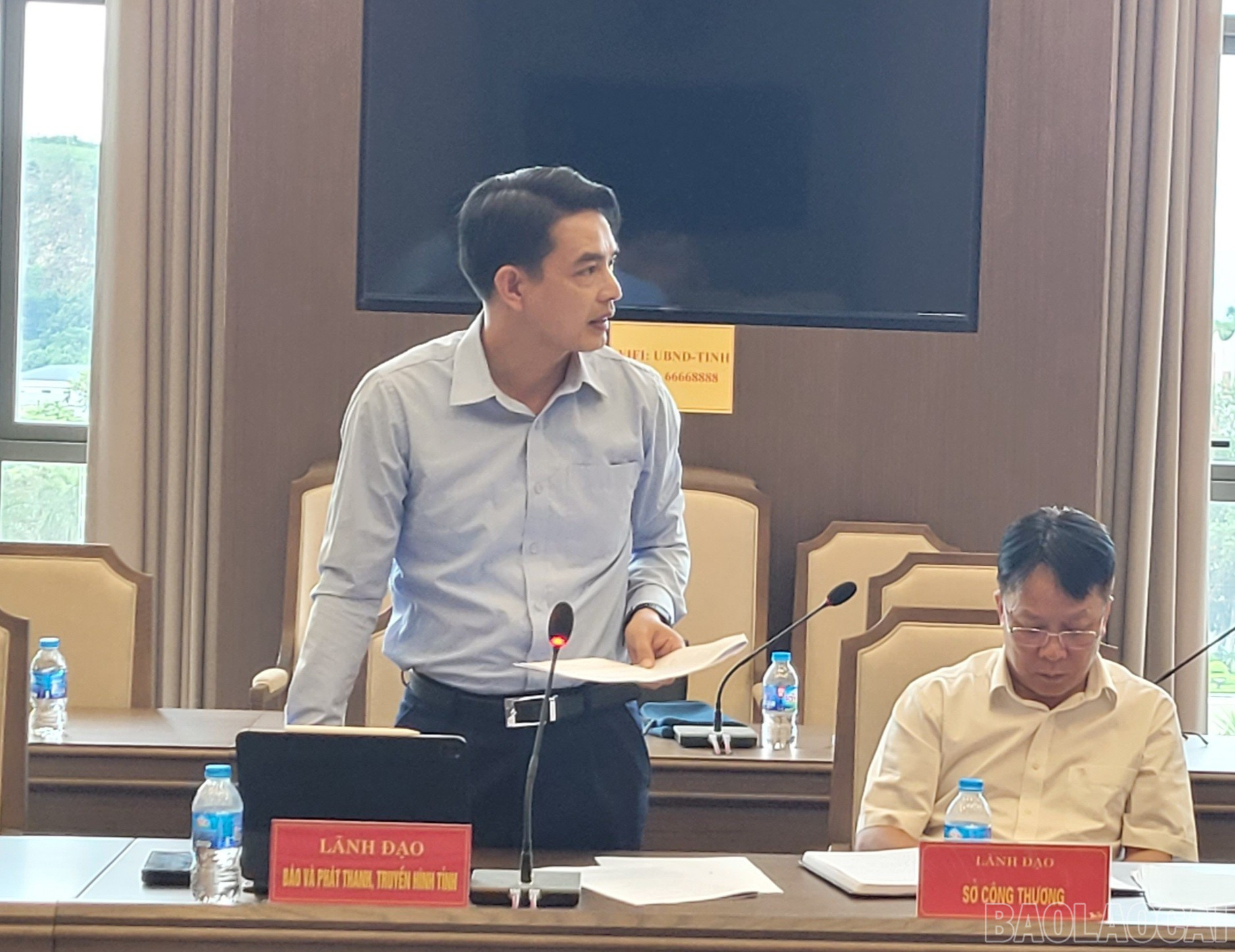 Lãnh đạo Báo và Phát thanh, Truyền hình tỉnh phát biểu tại cuộc họp. baolaocai-br_d.jpg