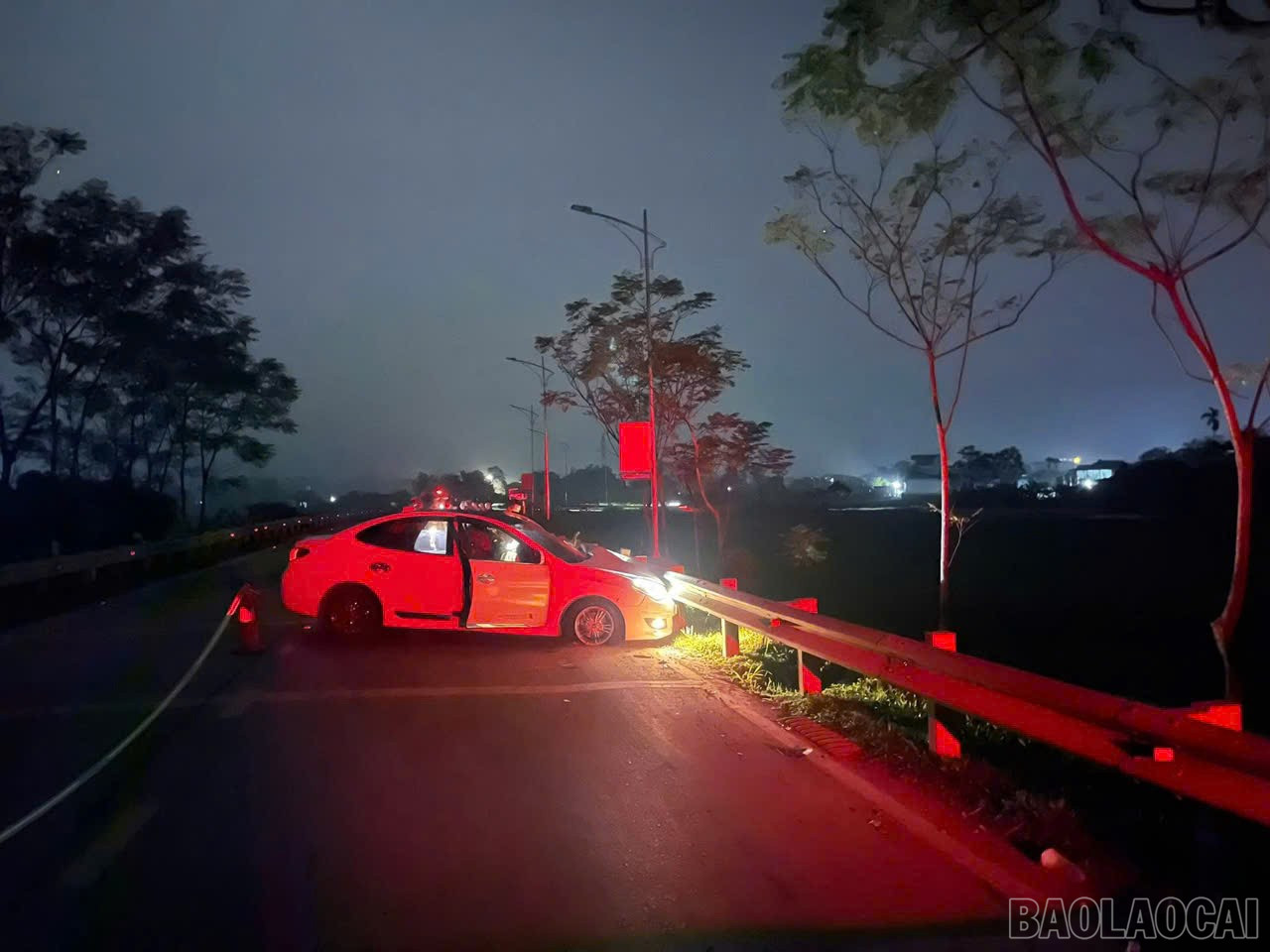 Hiện trường vụ tai nạn giao thông nghiêm trọng trên Quốc lộ 32, đoạn qua tổ dân phố Nà Làng, phường Trung Tâm. baolaocai-br_z7109383909848-9732fbbe54594bb8aae598365a466145.jpg