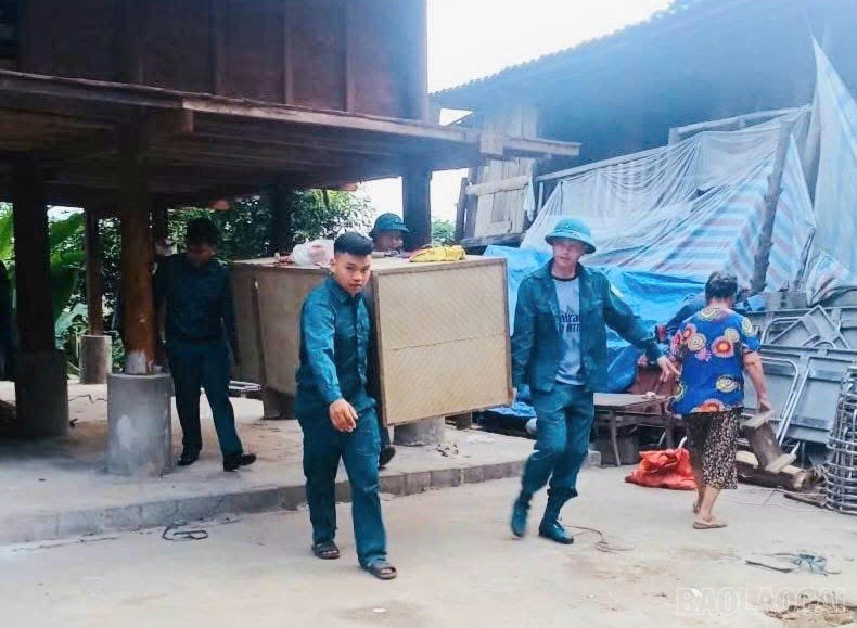 Lực lượng dân quân hỗ trợ di dời tài sản. baolaocai-br_hh.jpg