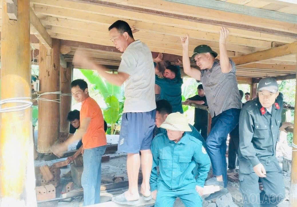 Các lực lượng hỗ trợ gia đình khẩn trương di dời nhà đến nơi an toàn. baolaocai-br_ss.jpg