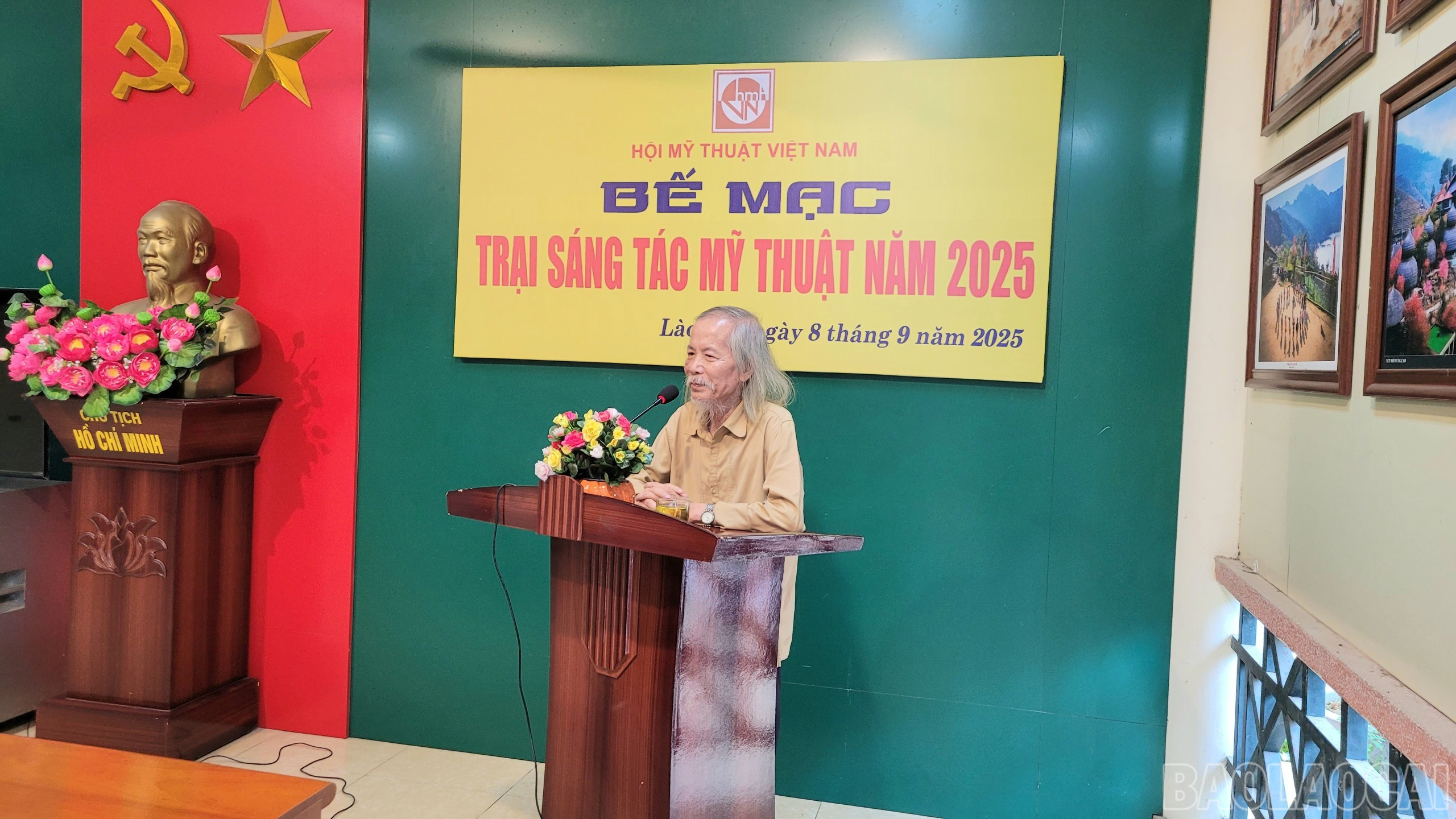 Họa sĩ Lương Xuân Đoàn – Chủ tịch Hội Mỹ thuật Việt Nam đánh giá chất lượng các tác phẩm sáng tác tại Trại sáng tác mỹ thuật năm 2025. baolaocai-br_5.jpg