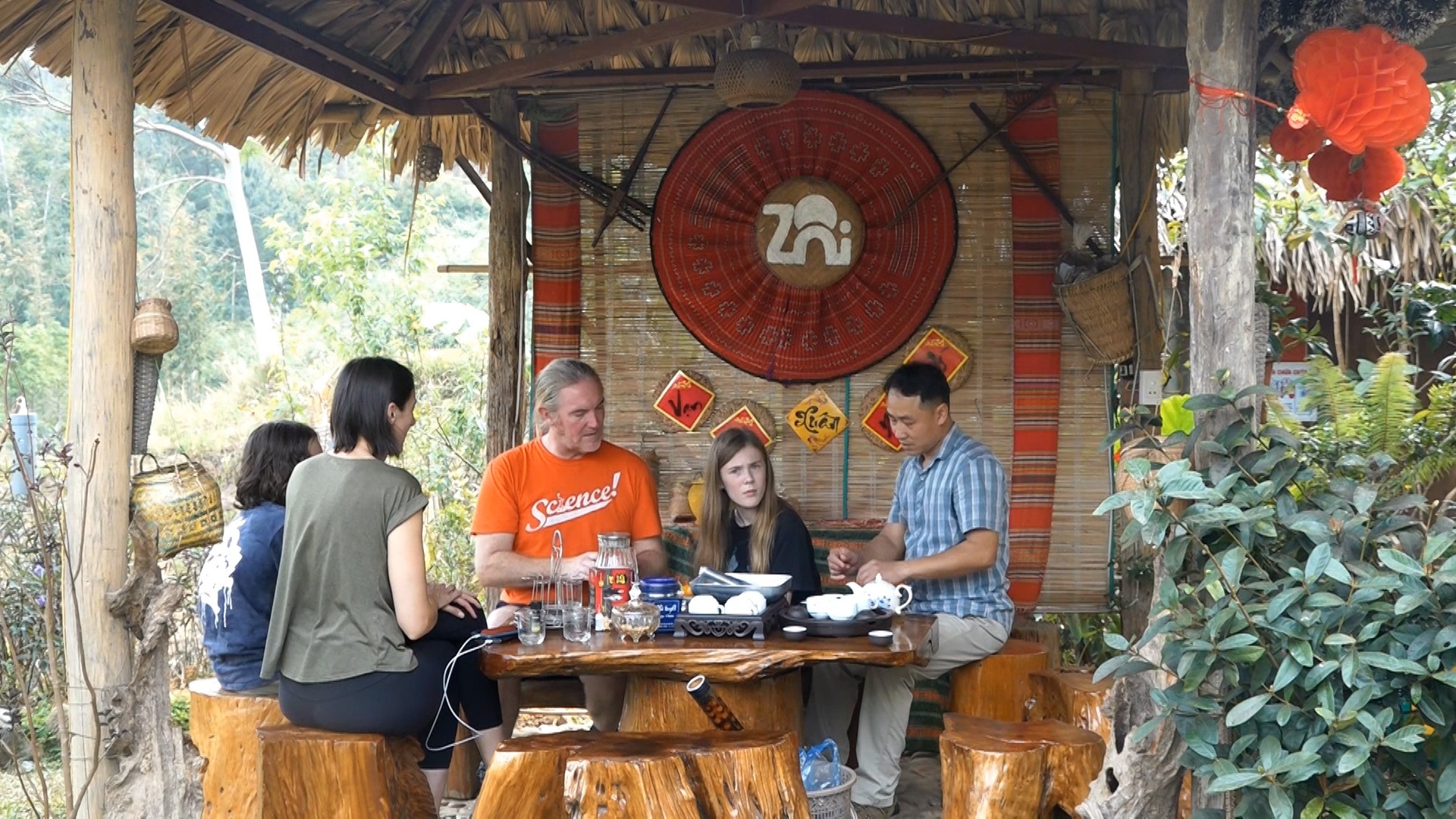 Du khách nước ngoài trải nghiệm du lịch sinh thái tại xã Hạnh Phúc. sequence-0100-00-28-24still006.jpg
