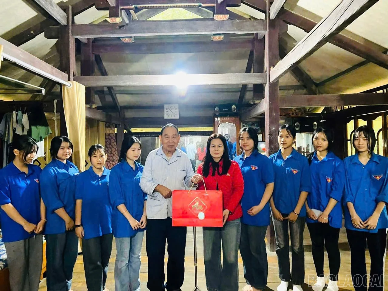 Các em học sinh đến thăm, tặng quà các cựu chiến binh và gia đình người có công với cách mạng.