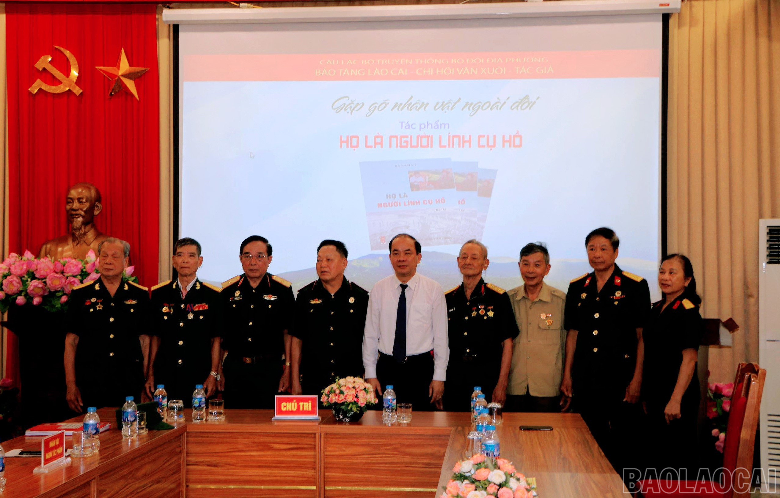 Đồng chí Tạ Văn Long nguyên Phó Bí thư Thường trực Tỉnh ủy, Chủ tịch HĐND tỉnh Yên Bái (trước khi sáp nhập) - chụp ảnh lưu niệm cùng tác giả và các nhân vật ngoài đời là nguyên mẫu trong bút ký. baolaocai-br_bb.jpg