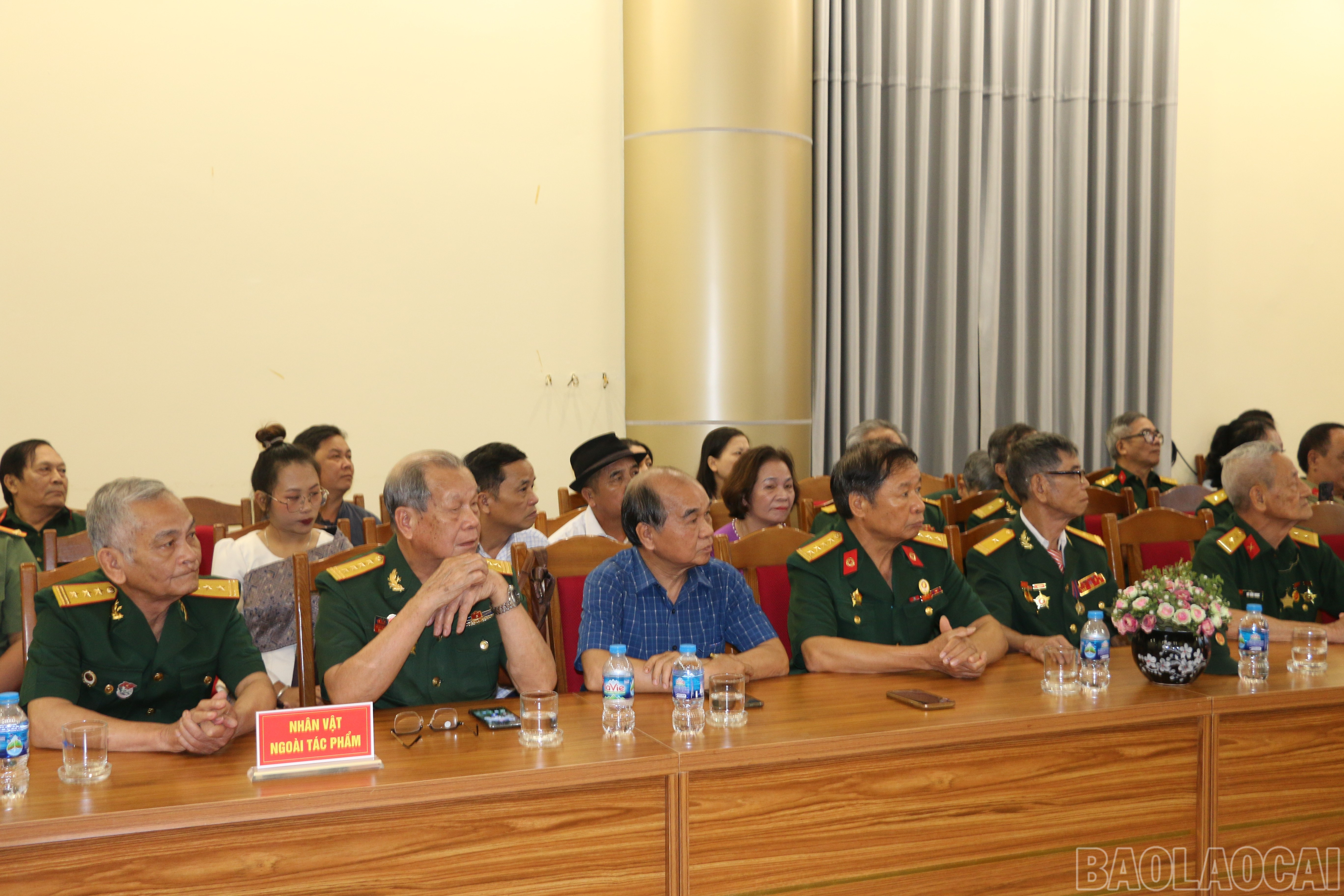 Các đại biểu đồng thời là các cựu chiến binh - nhiều nhân vật ngoài đời là nguyên mẫu trong bút ký "Họ là người lính cụ Hồ". baolaocai-br_img-9133.jpg