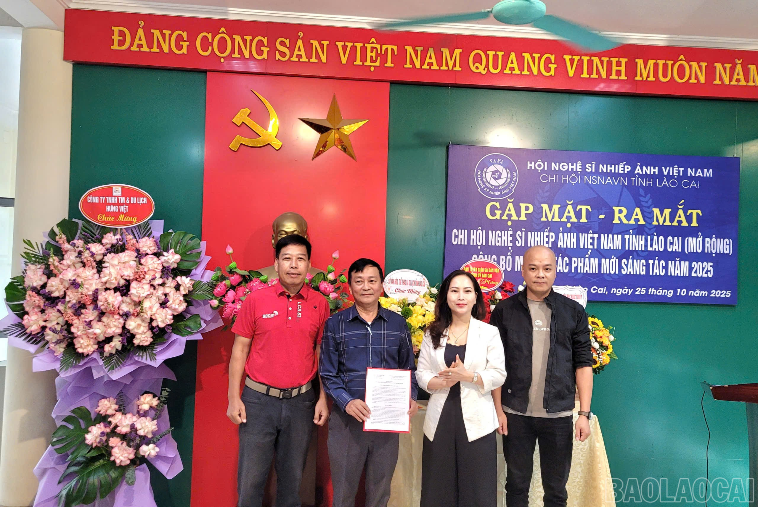 Nhà văn Nguyễn Ngọc Yến - Chủ tịch Hội Liên hiệp VHNT tỉnh Lào Cai trao quyết định thành lập Chi hội Nghệ sĩ Nhiếp ảnh Việt Nam tỉnh Lào Cai. baolaocai-br_z7153839995650-0f0692984e986c2fdcfa058970a8262f.jpg
