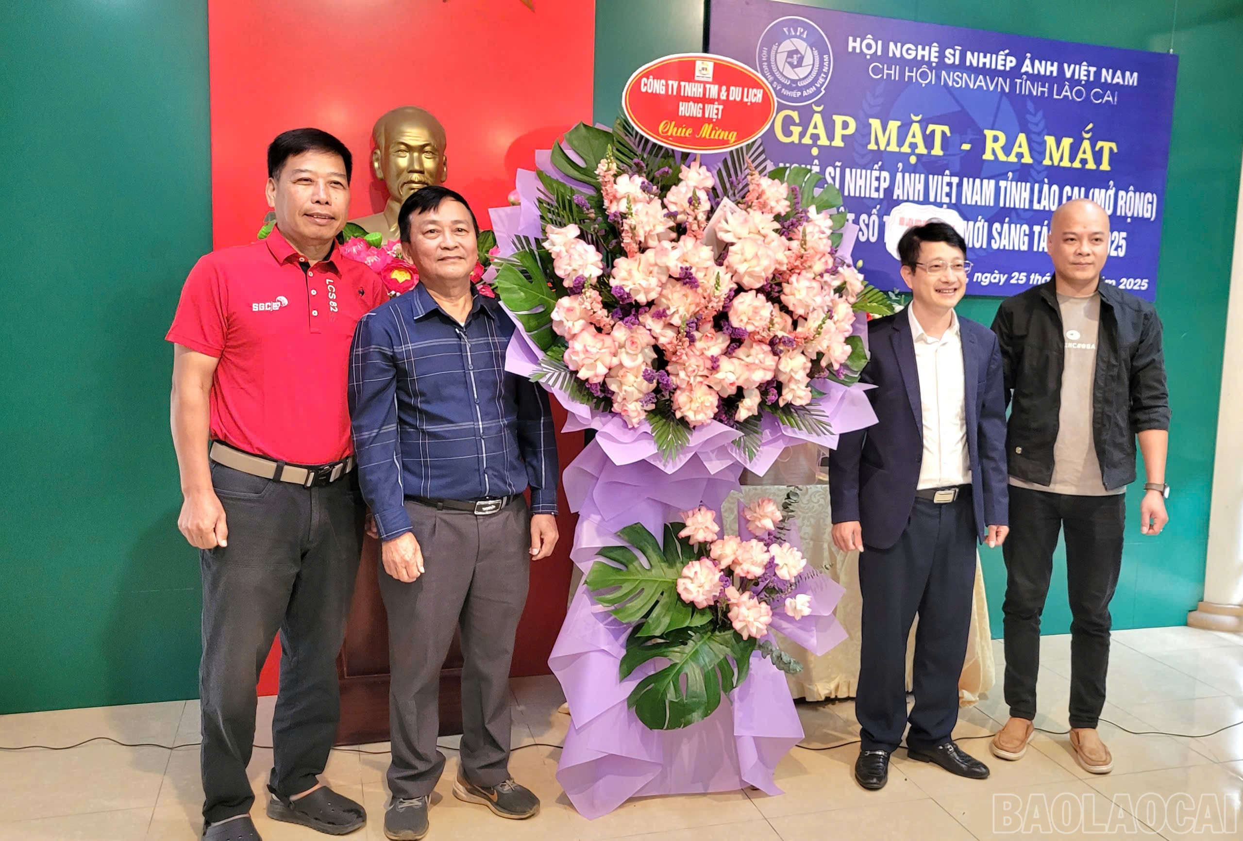 Các đại biểu tặng hoa chúc mừng Chi hội Nghệ sĩ Nhiếp ảnh Việt Nam tỉnh Lào Cai. baolaocai-br_z7153848861079-3ad66530dce22676d5d876262efd6212.jpg