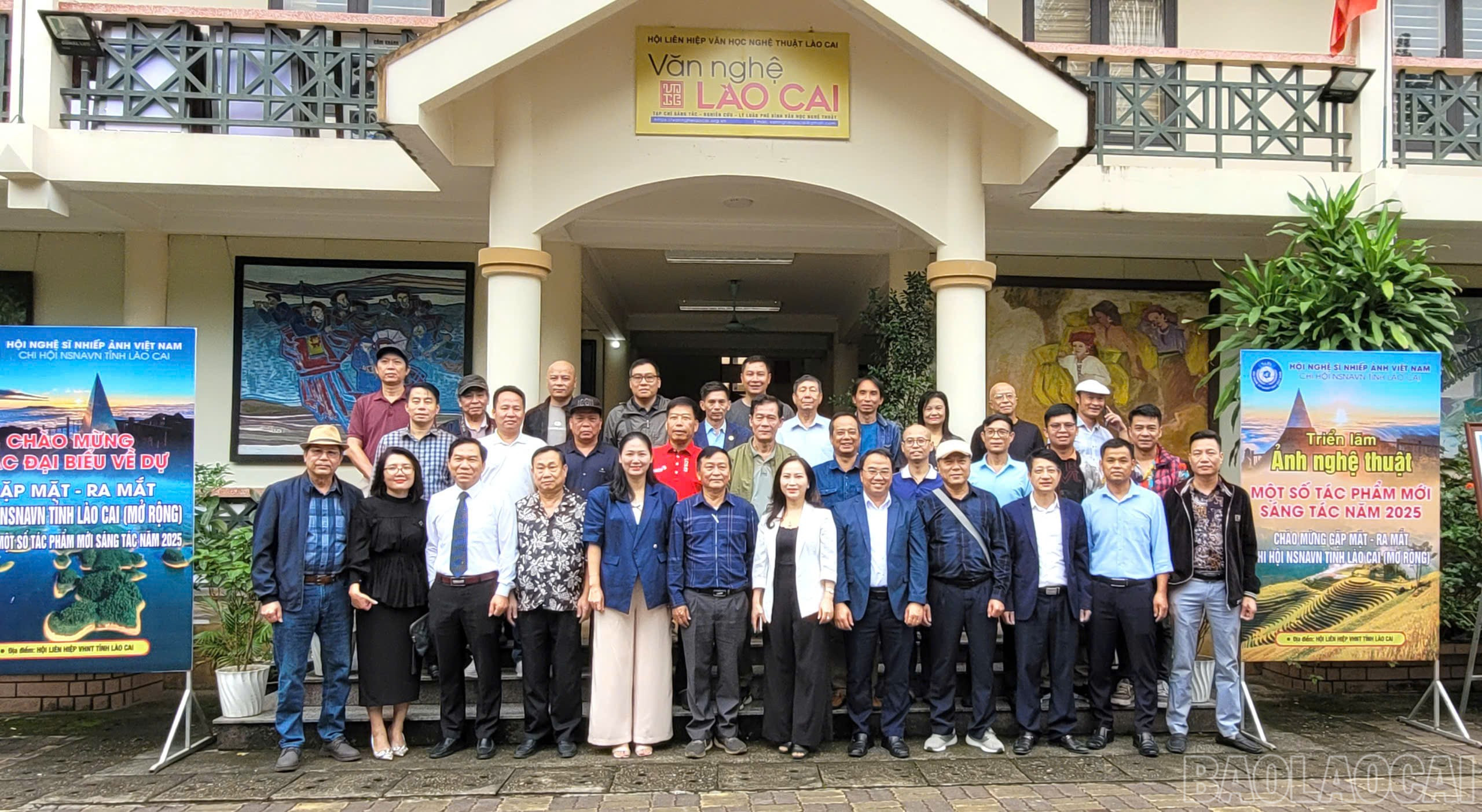 Các địa biểu và hội viên của Chi hội Nghệ sĩ Nhiếp ảnh Việt Nam tỉnh Lào Cai chụp ảnh lưu niệm. baolaocai-br_z7153857297476-919ad6c80cad3d87620b852f3a4cab37.jpg
