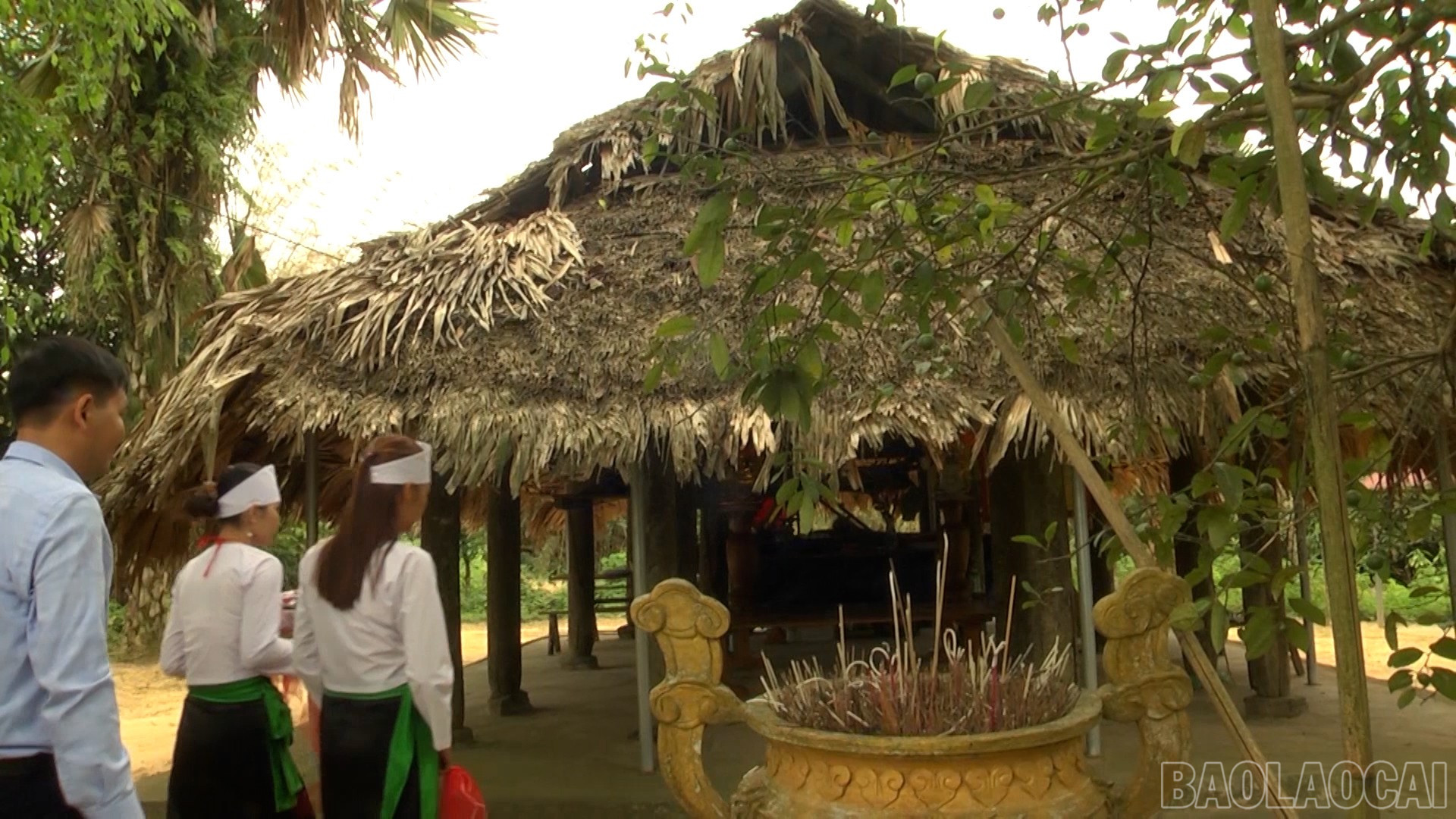 Люди приходять, щоб піднести пахощі до храму Куй Монг перед його реконструкцією та реставрацією. baolaocai-br_d.jpg