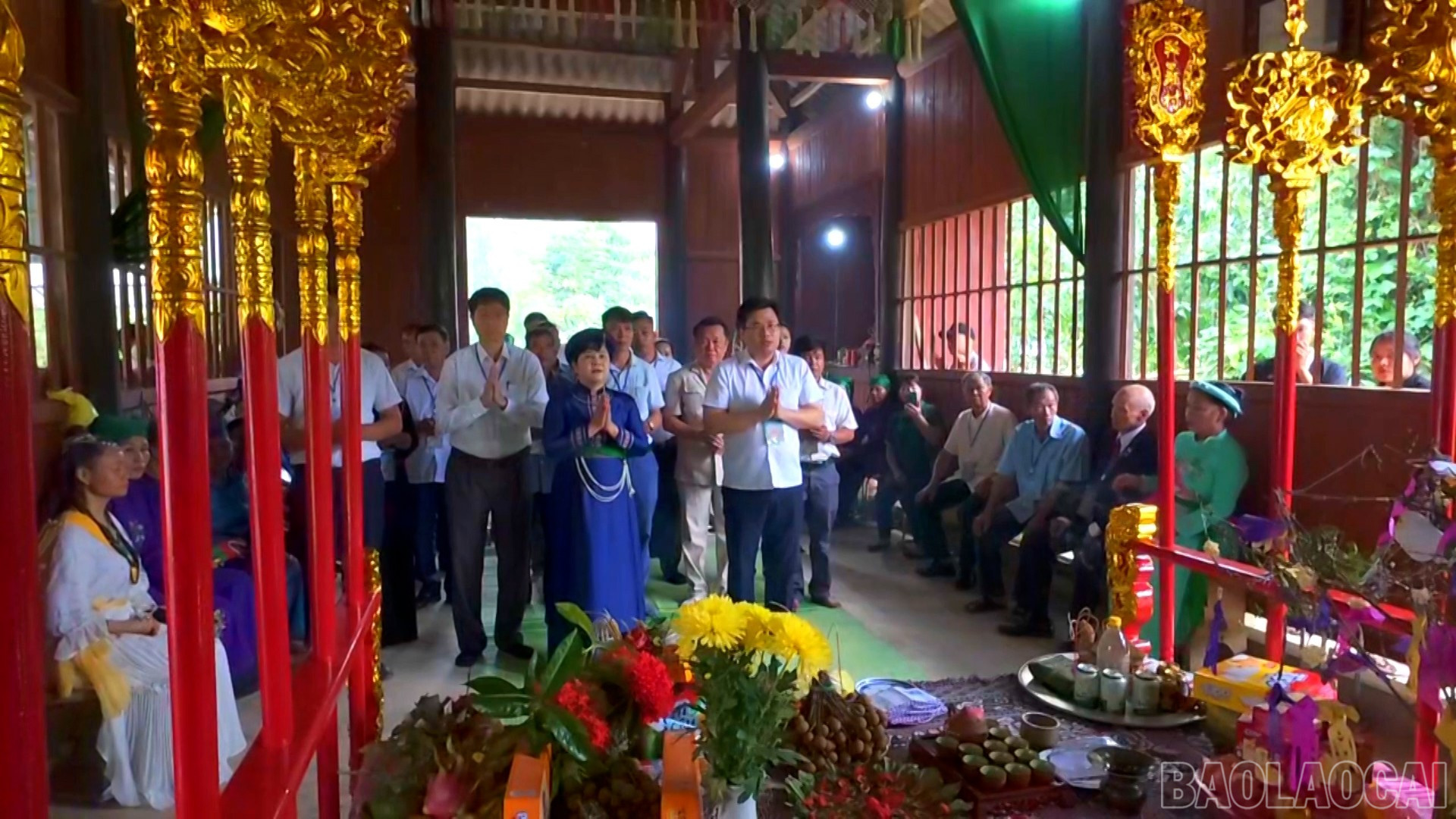 Đồng chí Hoàng Thị Thanh Bình - Phó Chủ tịch HĐND tỉnh Lào Cai cùng lãnh đạo địa phương dâng hương tại đình Bằng Là. baolaocai-br_bb.jpg