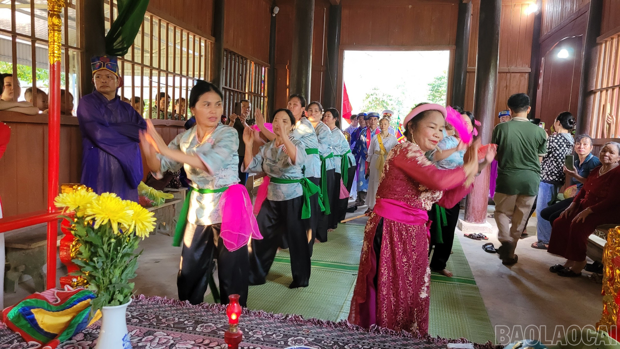 Nghi thức múa xòe thờ tại lễ hội. baolaocai-br_f.jpg