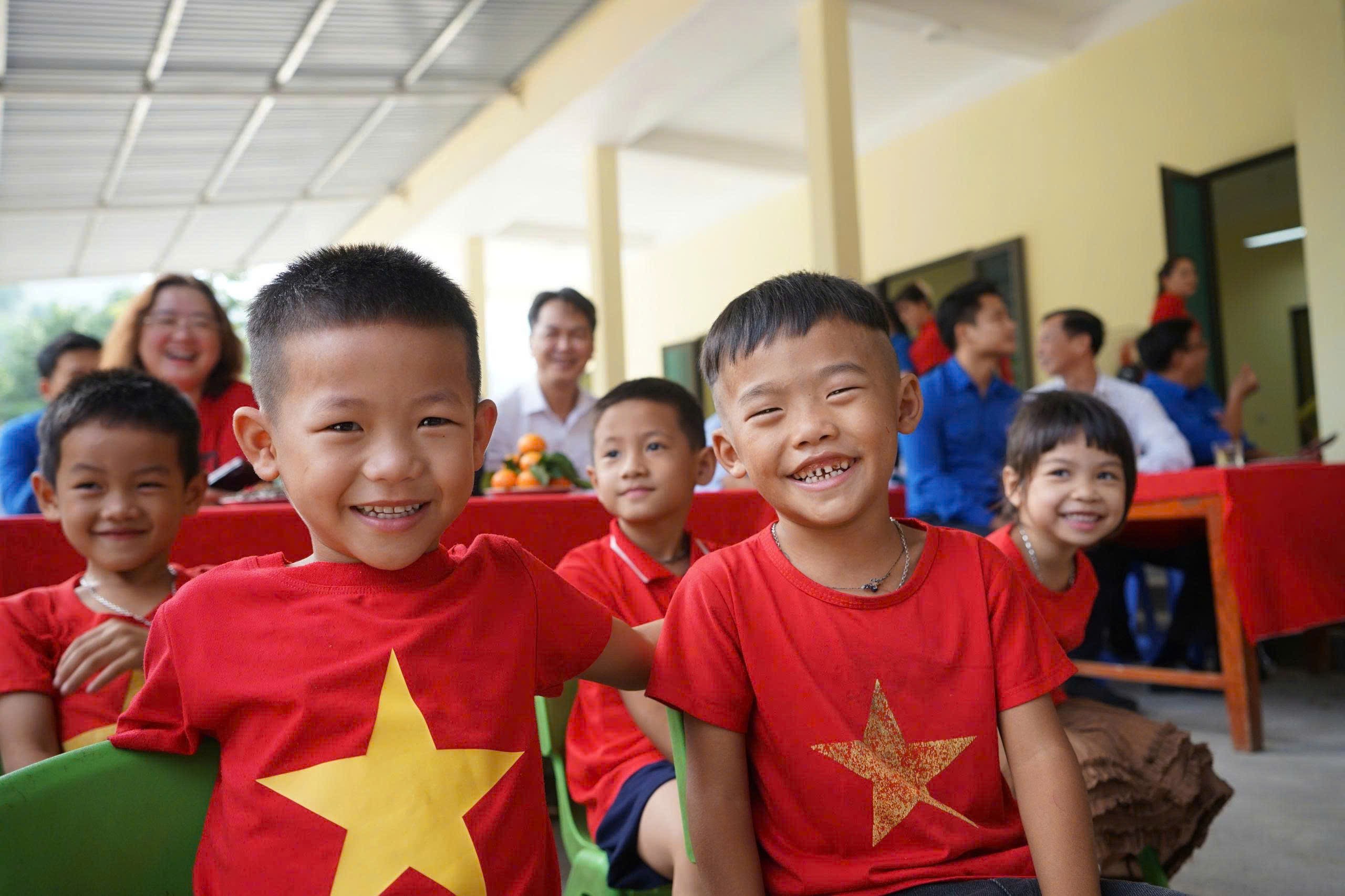Niềm vui của các thầy cô giáo và học sinh khi công trình Trường Mầm non Hoa Lan - phân hiệu Đầu Nhuần hoàn thành và đưa vào sử dụng. z7138189289274-548a464cce98f6e54b866a8464623d73.jpg