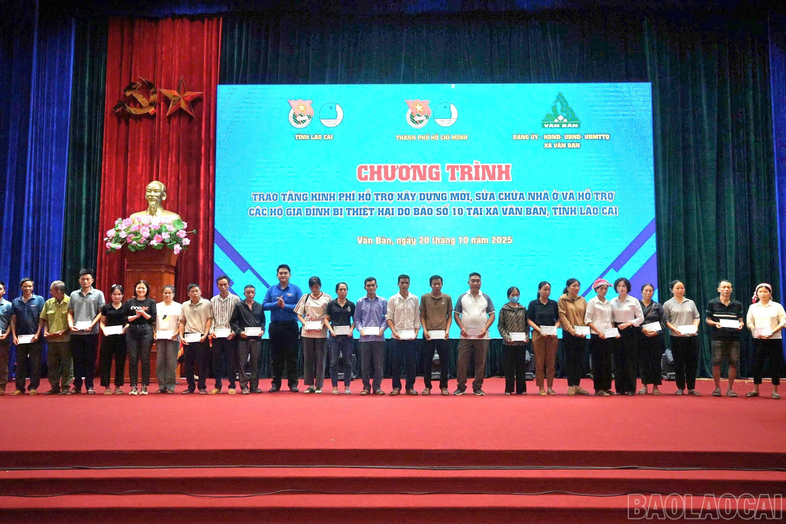 Tỉnh đoàn Lào Cai phối hợp với Thành đoàn Thành phố Hồ Chí Minh trao gần 1 tỷ đồng hỗ trợ các gia đình xây, sửa chữa nhà và khắc phục hậu quả của hoàn lưu bão số 10. baolaocai-br_z7138189302901-ae29af040d5bd91dca6ba4f31a1edf3f.jpg