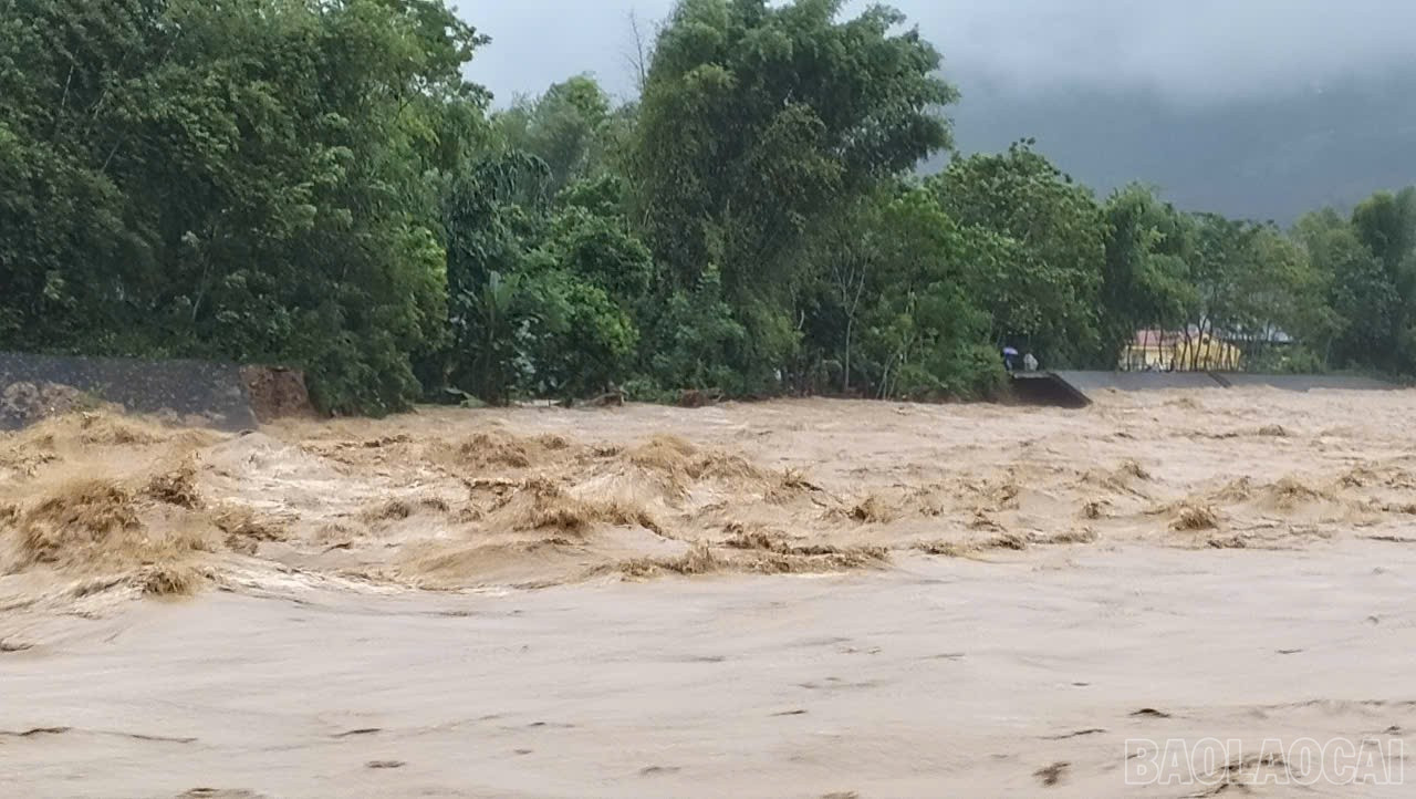 Nước dâng nhanh chóng trên suối Thia. baolaocai-br_12.jpg