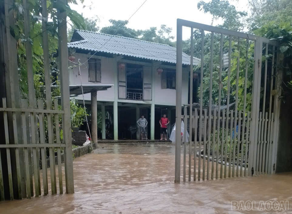 Nước dâng cao tràn vào nhà dân. baolaocai-br_13.jpg