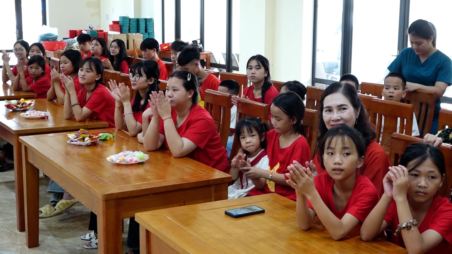 Các em nhỏ đang được chăm sóc, nuôi dưỡng tại Trung tâm Công tác xã hội và Bảo trợ xã hội số 1 tỉnh hào hứng với các tiết mục văn nghệ q.jpg