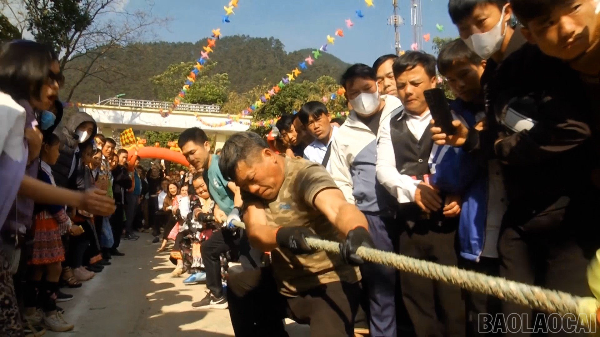 Du khách trải nghiệm trò chơi dân gian trong Lễ hội Gầu Tào. baolaocai-br_sequence-0100-00-52-18still005.jpg