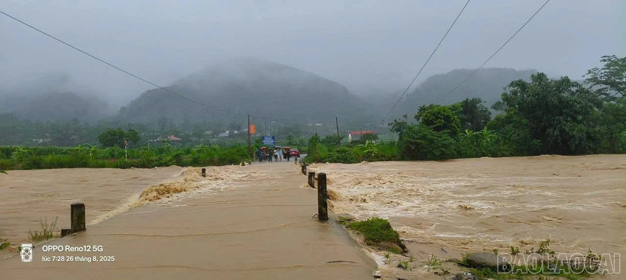 Nước dâng cao khu vực thôn Nà La, Bản Tủ khiến việc đi lại của người dân bị chia cắt.