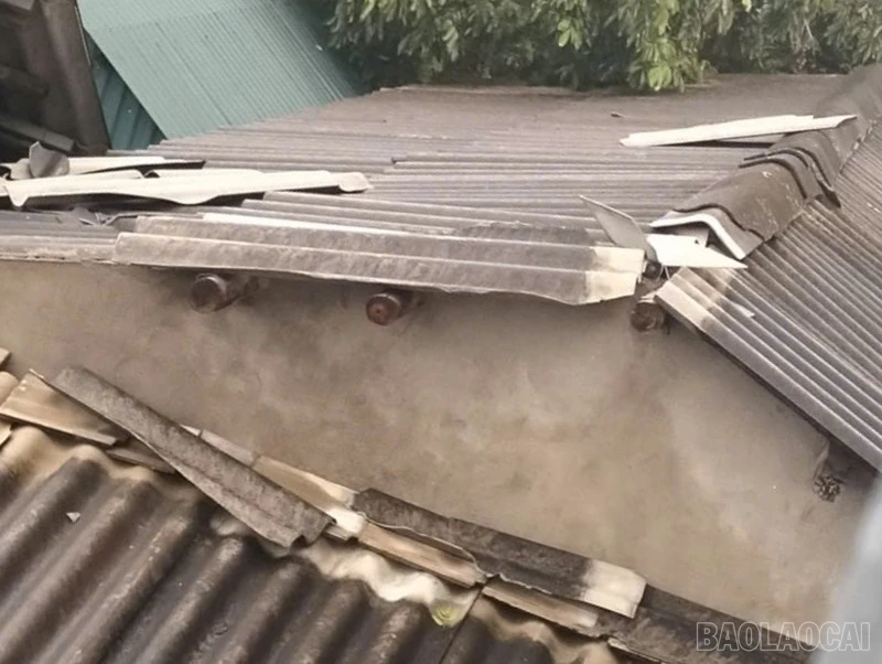 Dông lốc đã gây nhiều thiệt hại nhà ở cho người dân chiều 24/8/2025.